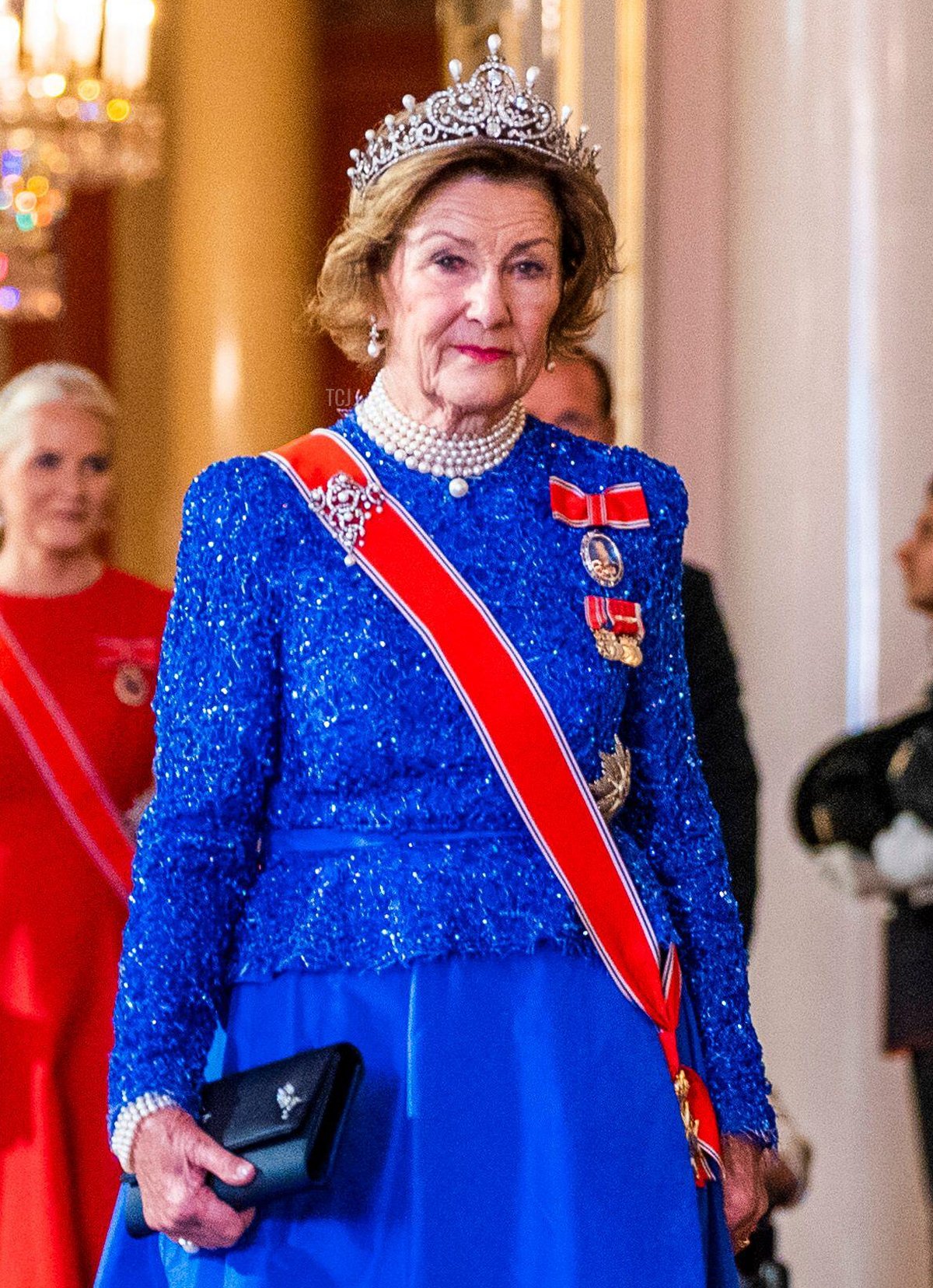 La Regina Sonja e il Re Harald in cammino verso la cena di gala al Palazzo giovedì sera