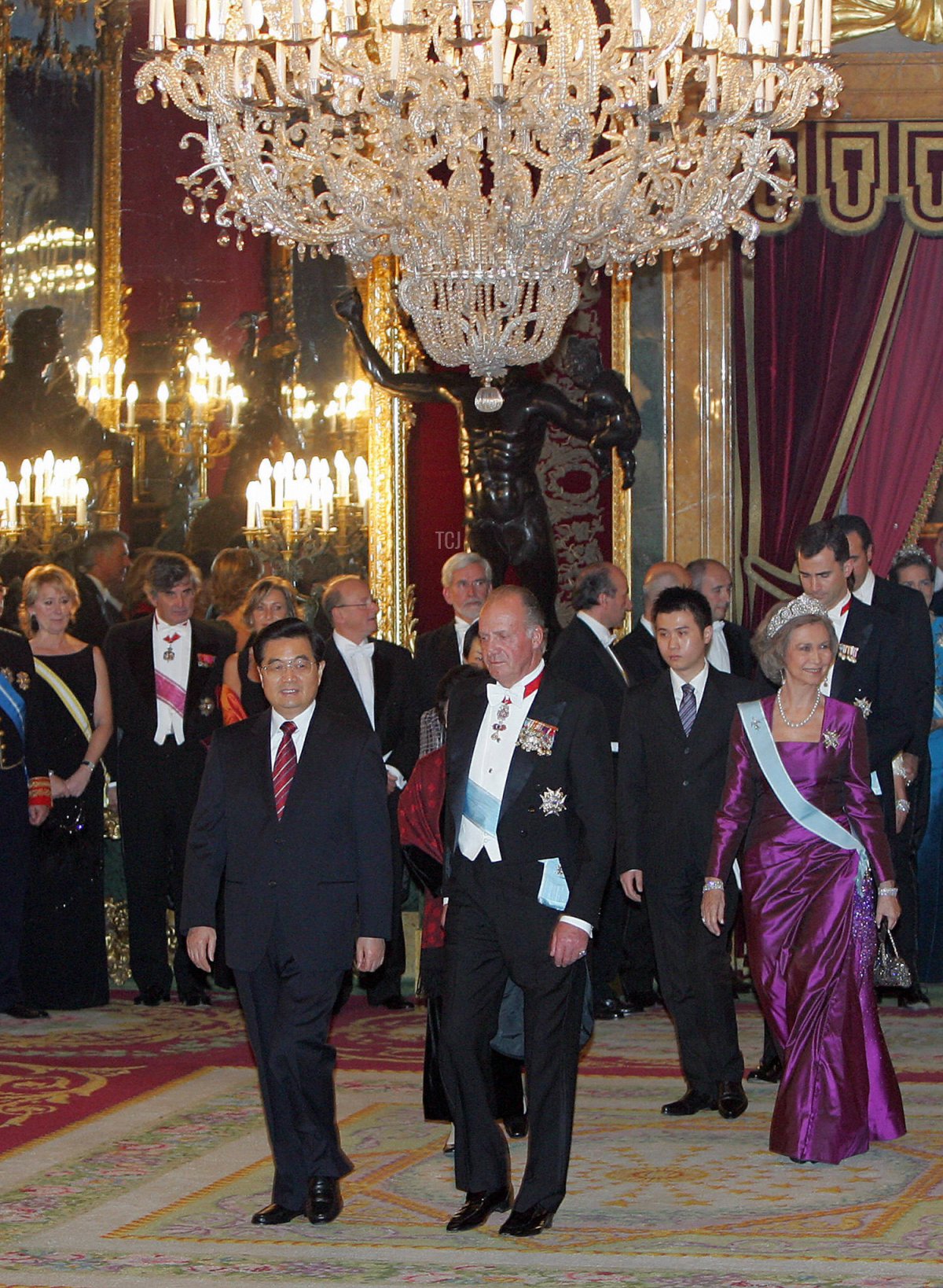 La Regina di Spagna Sofia, la First Lady Cinese Liu Yongqing, il Re di Spagna Juan Carlos e il Presidente Cinese Hu Jintao entrano nella sala del trono prima di una cena ufficiale al Palazzo Reale di Madrid, 14 novembre 2005