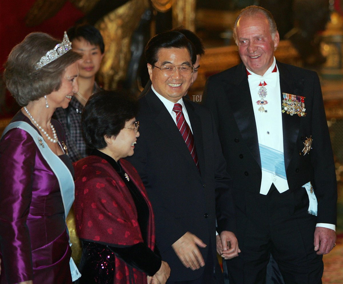 La Regina di Spagna Sofia, la First Lady Cinese Liu Yongqing, il Presidente Cinese Hu Jintao e il Re di Spagna Juan Carlos sorridono prima di una cena ufficiale al Palazzo Reale di Madrid, 14 novembre 2005