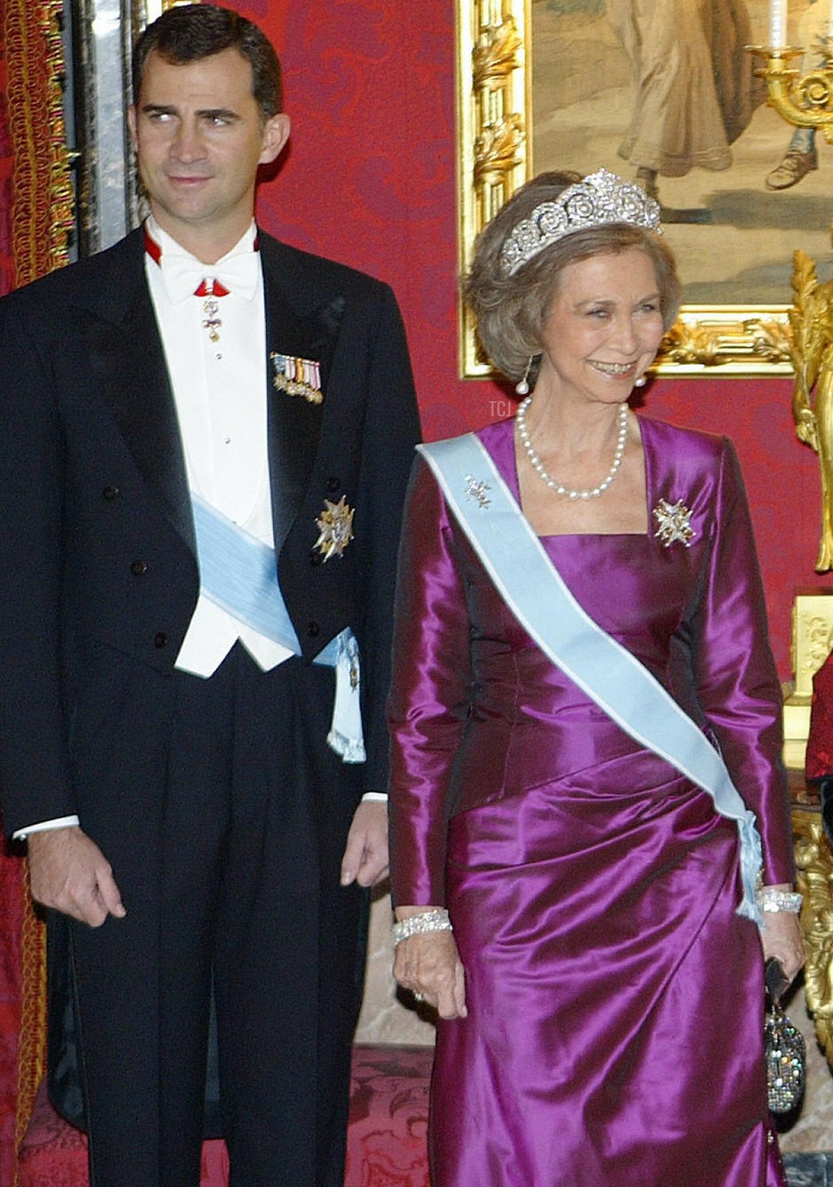 Il Principe di Spagna Felipe, la Regina Sofia, la First Lady Cinese Liu Yongqing, il Presidente Cinese Hu Jintao e il Rei di Spagna Juan Carlos posano prima di una cena ufficiale al Palazzo Reale di Madrid, 14 novembre 2005