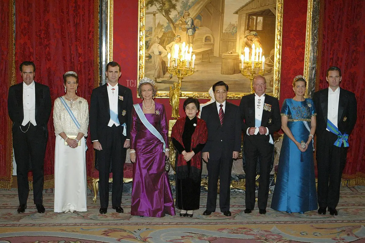 Jaime de Marichalar e sua moglie Principessa Elena, il Principe di Spagna Felipe, la Regina Sofia, la First Lady Cinese Liu Yongqing, il Presidente Cinese Hu Jintao, il Re di Spagna Juan Carlos, la Principessa Cristina e suo marito Inaki Urdangarin posano prima di una cena ufficiale al Palazzo Reale di Madrid, 14 novembre 2005