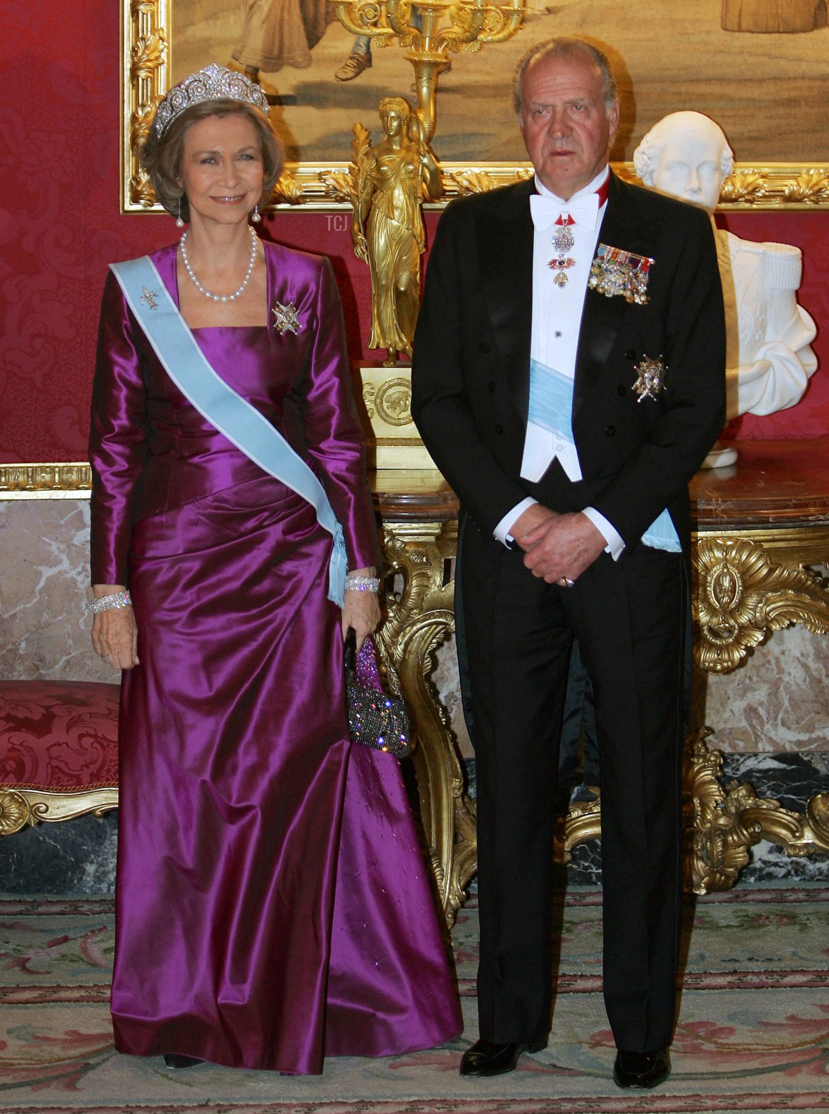 La Regina di Spagna Sofia e il Re di Spagna Juan Carlos aspettano la First Lady Cinese Liu Yongqing e il Presidente Cinese Hu Jintao prima di una cena ufficiale al Palazzo Reale di Madrid, 14 novembre 2005