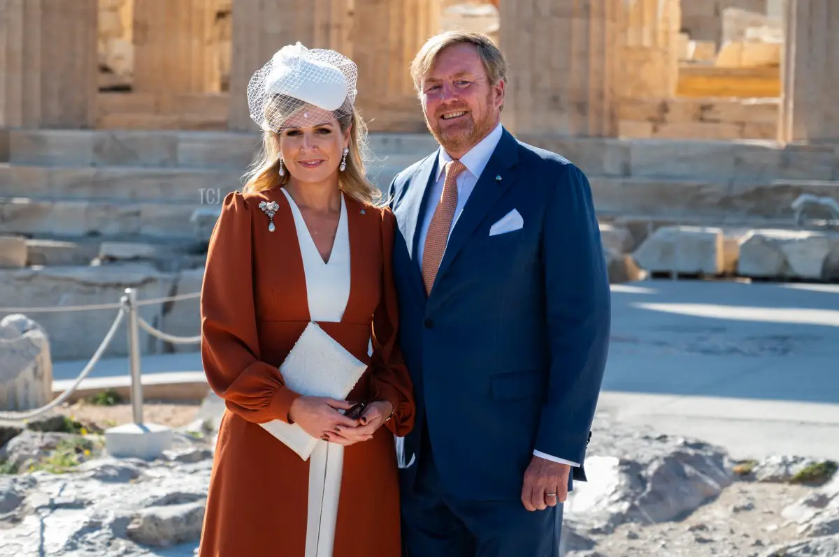 Il Re Willem-Alexander dei Paesi Bassi (R) e la Regina Maxima davanti al tempio del Partenone durante la loro visita alla collina dell'Acropoli, il 31 ottobre 2022, ad Atene.