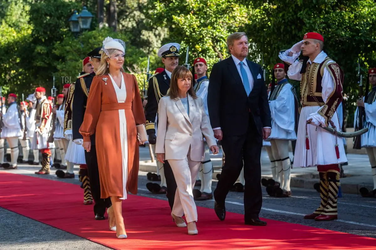 Il Re Willem-Alexander (2° R) e la Regina Maxima (2° L) dei Paesi Bassi, affiancati dalla Presidente della Grecia Katerina Sakellaropoulou (C), assistono alla cerimonia di benvenuto ufficiale al Palazzo Presidenziale di Atene il 31 ottobre 2022.