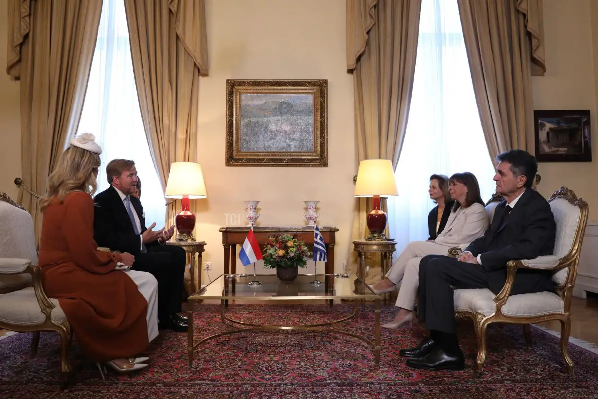 Il Re Willem-Alexander (2° L) e la Regina Maxima (L) dei Paesi Bassi durante un incontro con la Presidente Katerina Sakellaropoulou (2° R) e il suo partner Pavlos Kotsonis (R) al Palazzo Presidenziale di Atene il 31 ottobre 2022.