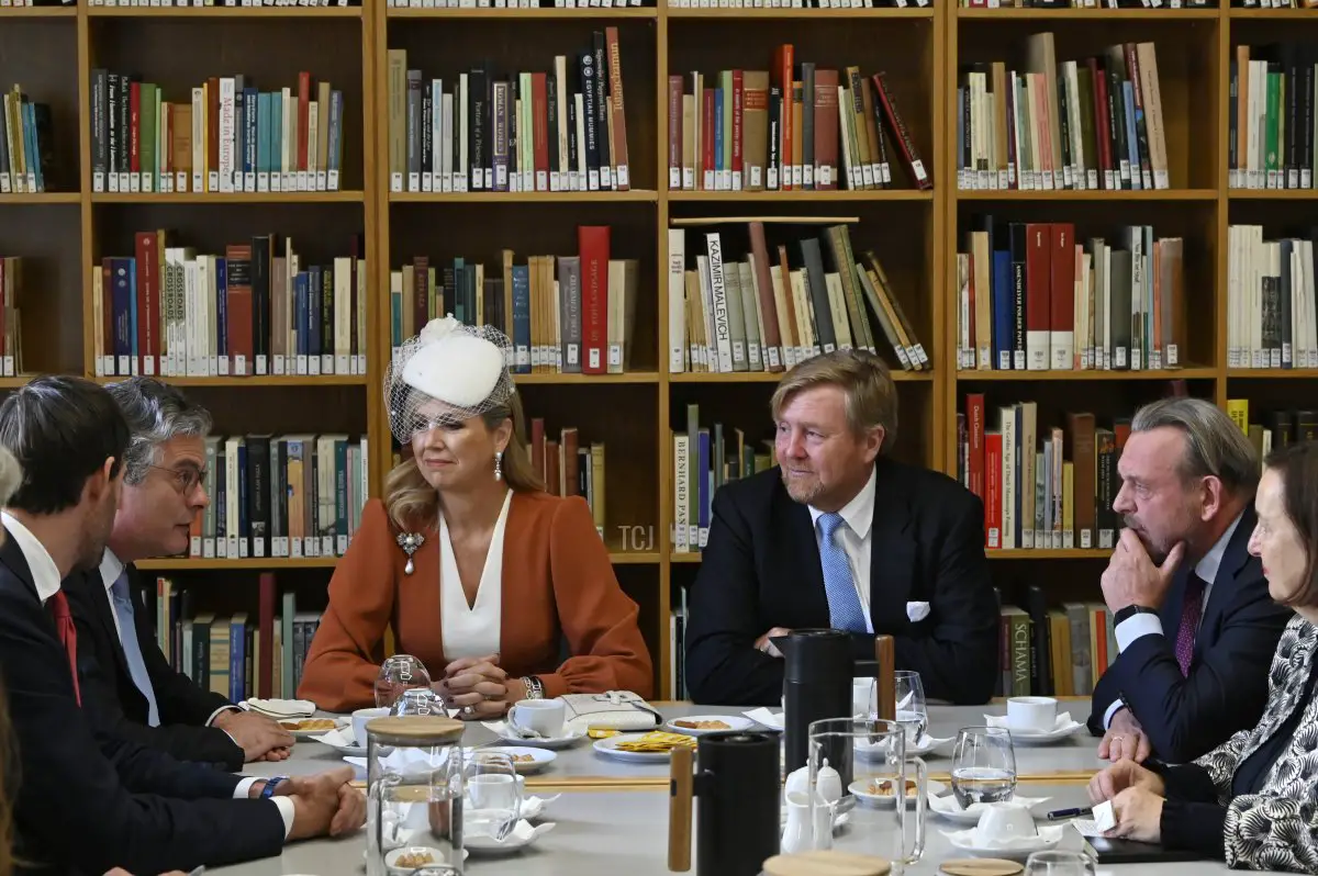 Il Re Willem-Alexander e la Regina Maxima dei Paesi Bassi durante un incontro con l'Ombudsman dei due paesi presso l'Istituto Olandese di Atene il 31 ottobre 2022.