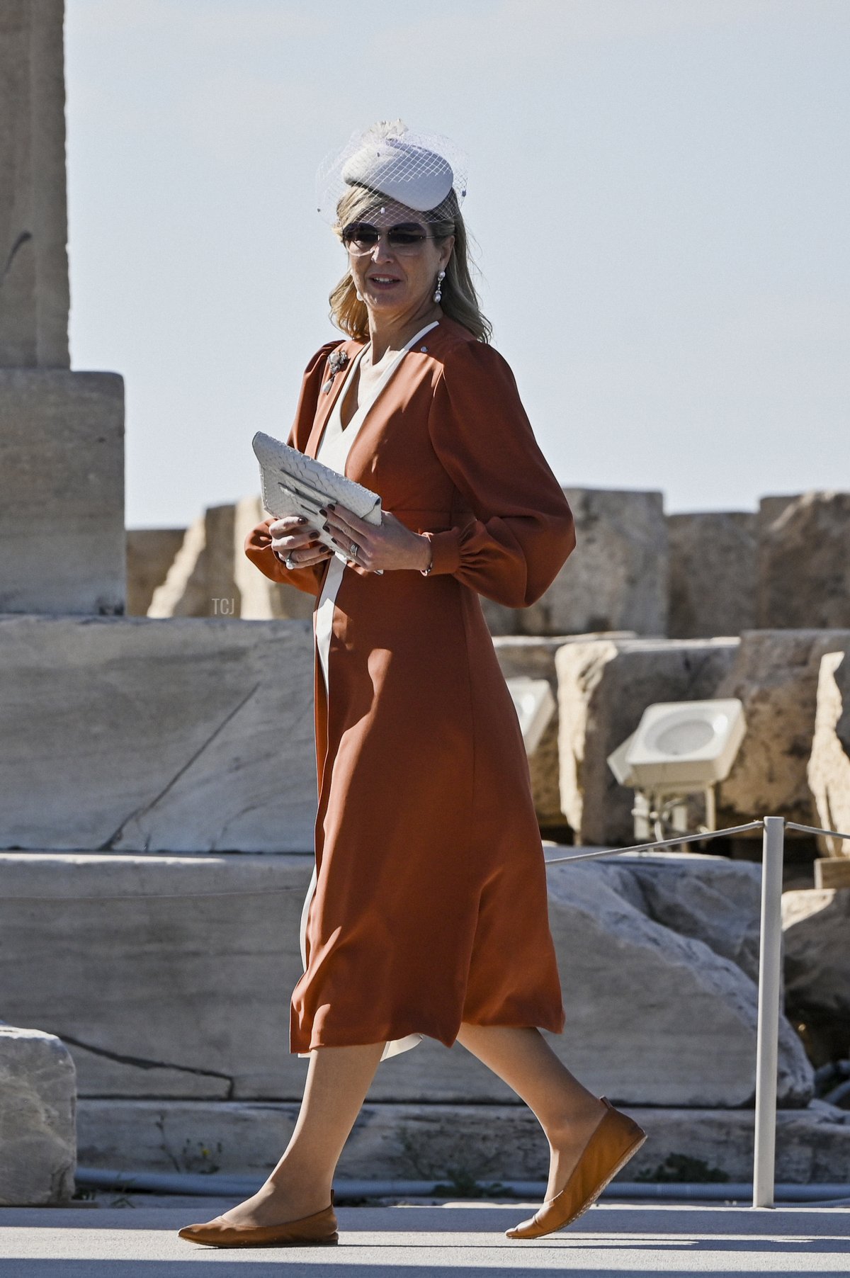 La Regina Maxima dei Paesi Bassi davanti al tempio del Partenone durante la loro visita alla collina dell'Acropoli il 31 ottobre 2022 ad Atene.