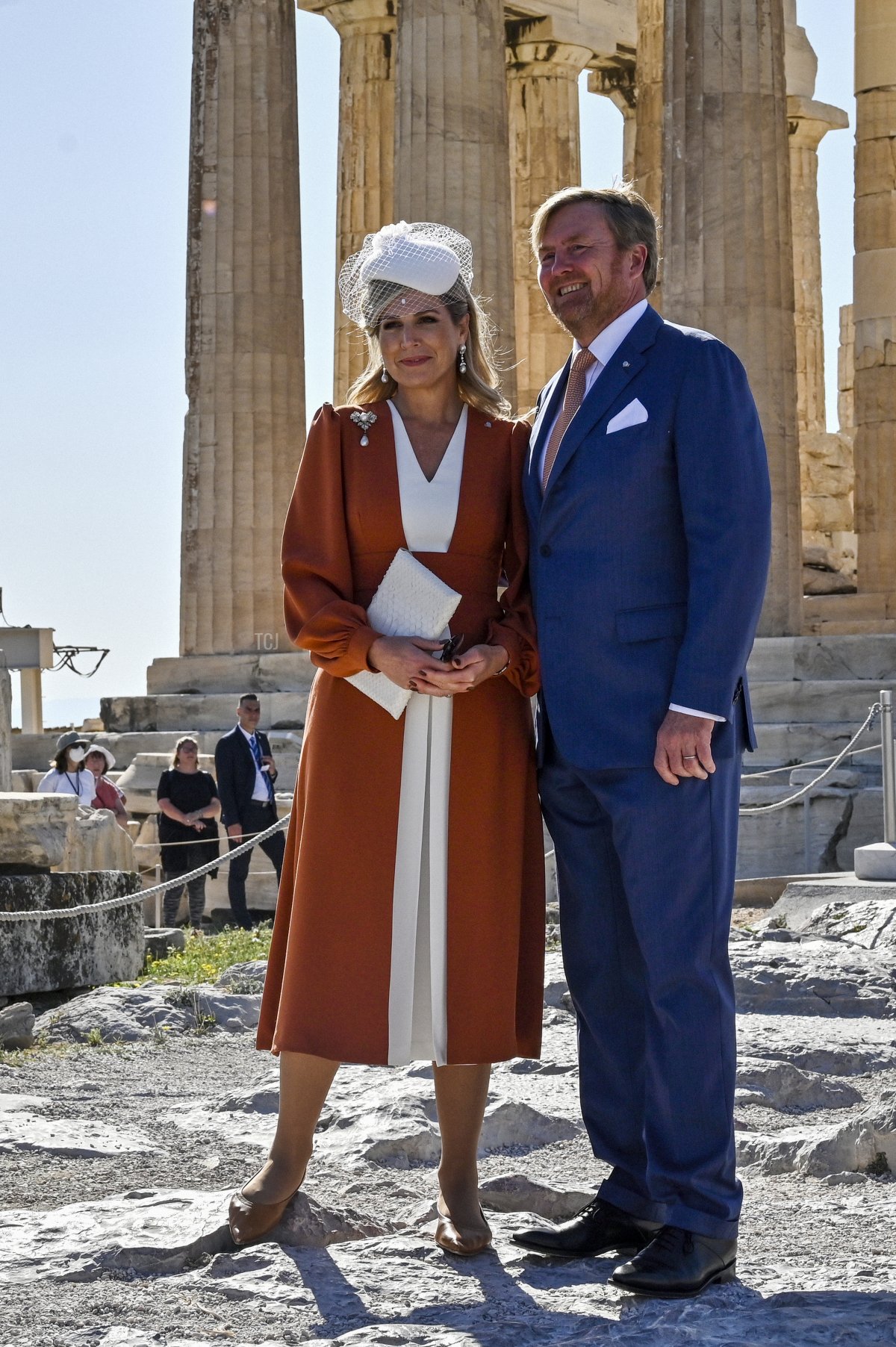 Il Re Willem-Alexander e la Regina Maxima dei Paesi Bassi posano per una fotografia davanti al tempio del Partenone, durante la loro visita alla collina dell'Acropoli il 31 ottobre 2022 ad Atene.