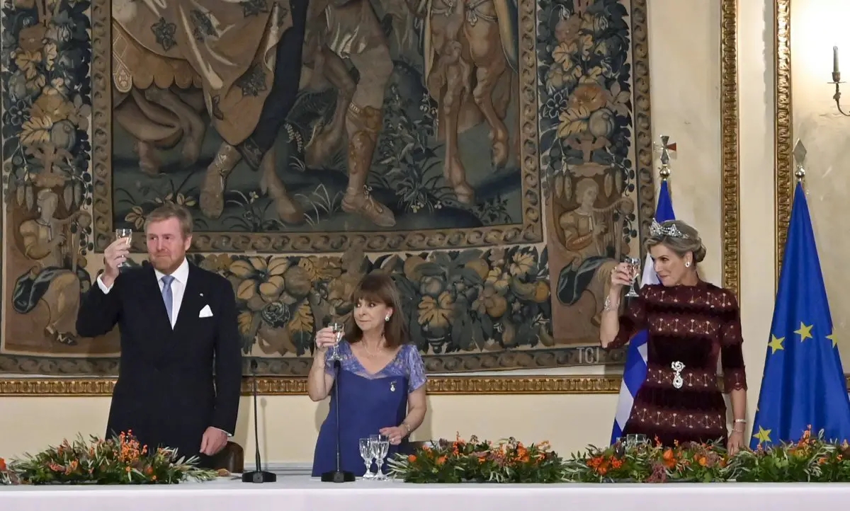 Il Re Willem-Alexander dei Paesi Bassi, la Presidente della Grecia Katerina Sakellaropoulou e la Regina Maxima dei Paesi Bassi partecipano alla cena ufficiale ospitata dal Presidente della Repubblica al Palazzo Presidenziale il 31 ottobre 2022 ad Atene.