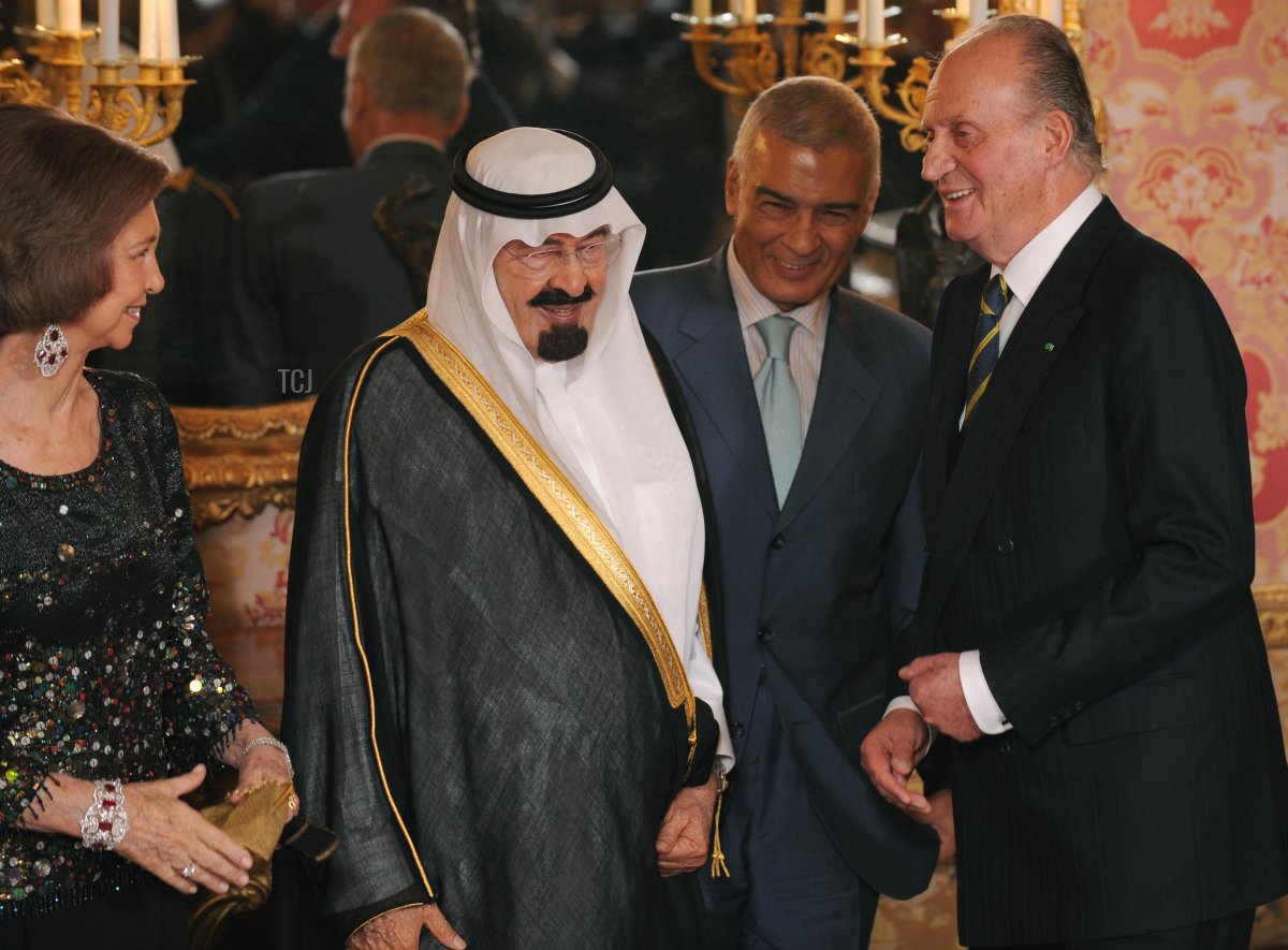 Il re Abdullah dell'Arabia Saudita (C) parla con il re Juan Carlos di Spagna (R) alla presenza della regina Sofia (L) al Palazzo Reale di Madrid il 15 luglio 2008