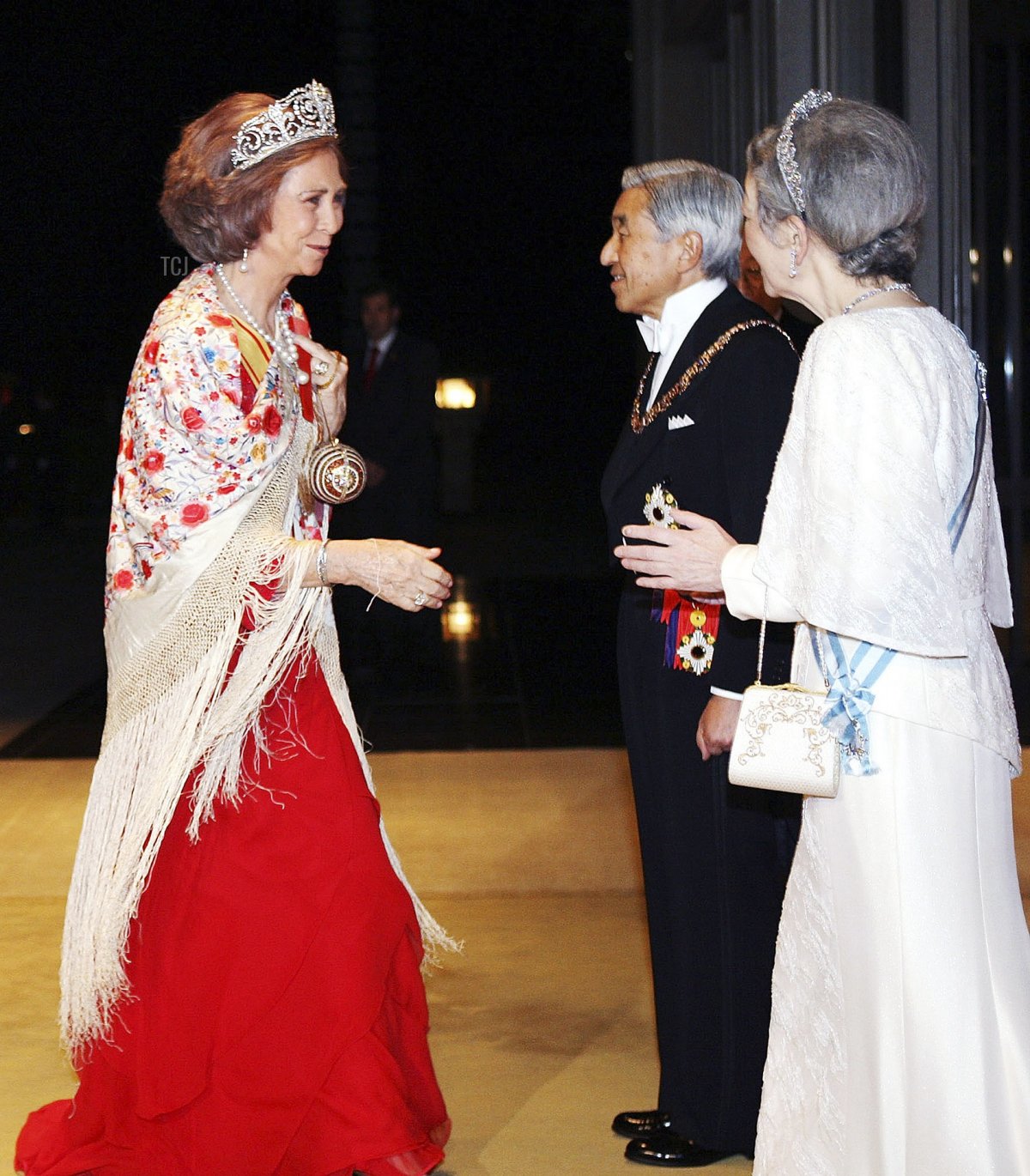 La Regina Sofia e il Re Juan Carlos di Spagna vengono accolti dall'Imperatore Akihito e dall'Imperatrice Michiko del Giappone prima della cena al Palazzo Imperiale il 10 novembre 2008 a Tokyo, Giappone