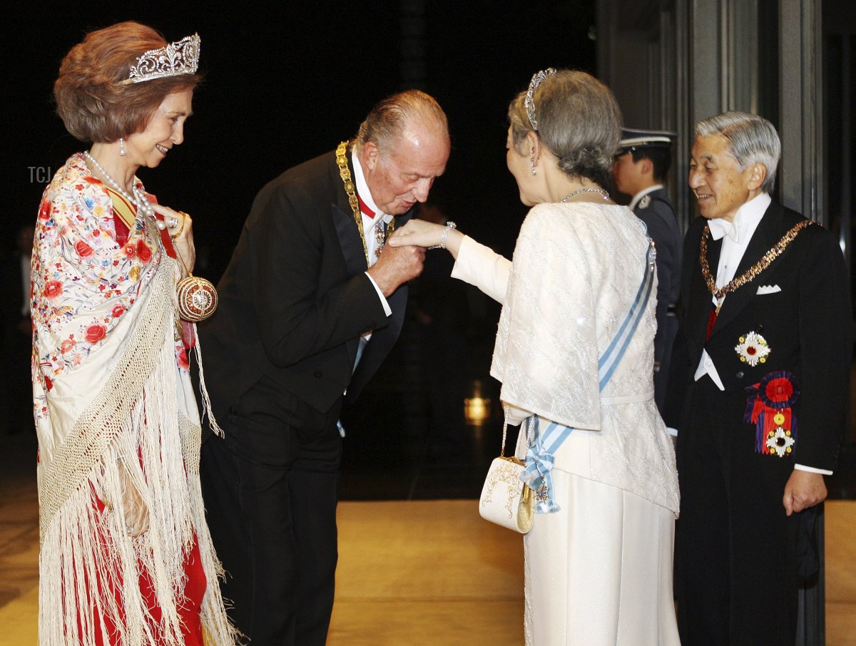 La Regina Sofia e il Re Juan Carlos di Spagna vengono accolti dall'Imperatrice Michiko e dall'Imperatore Akihito del Giappone prima della cena al Palazzo Imperiale il 10 novembre 2008 a Tokyo, Giappone