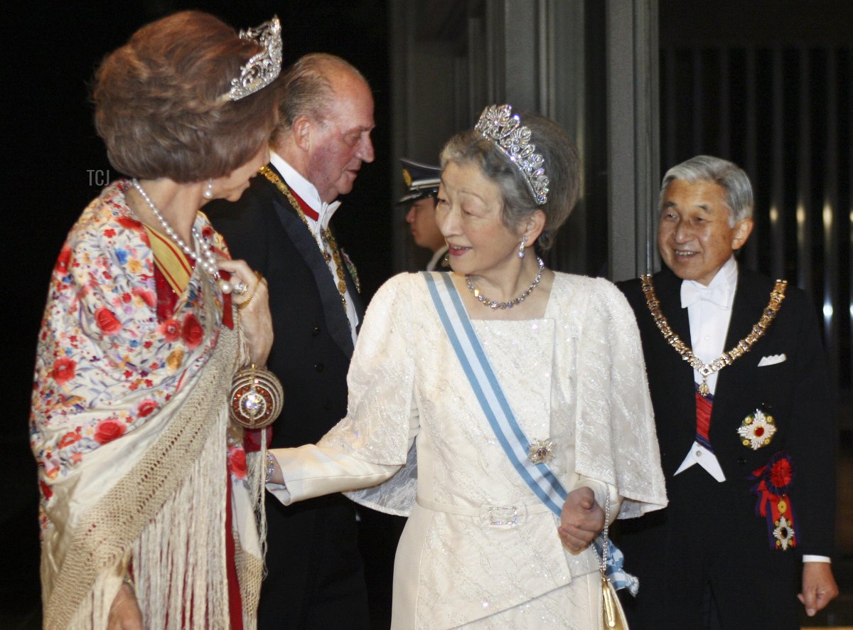 Il Re di Spagna Juan Carlos (2° a sinistra) e la Regina Sofia (a sinistra) sono accolti dall'Imperatore giapponese Akihito (a destra) e dall'Imperatrice Michiko (al centro) prima della cena al Palazzo Imperiale di Tokyo il 10 novembre 2008