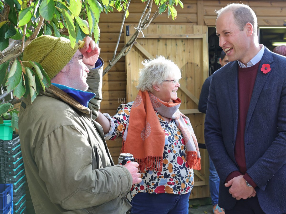 Il Principe William, Principe di Galles parla con un utente del servizio durante una visita al Centro Rainbow il 3 novembre 2022 a Scarborough, Inghilterra