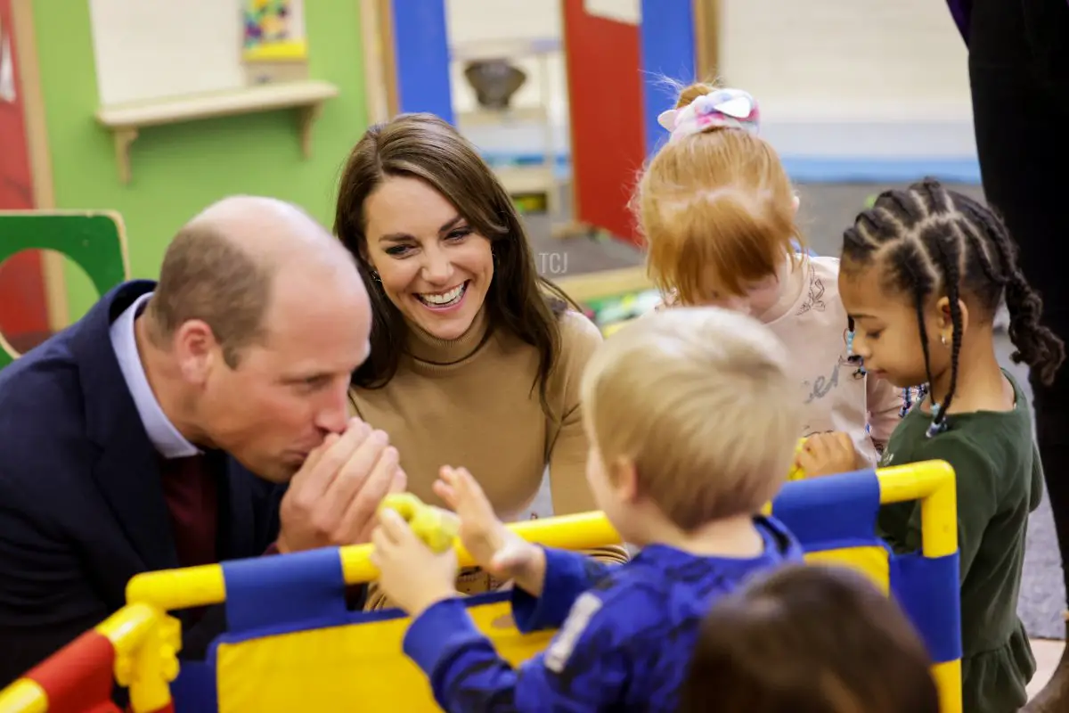 Il Principe William, Principe di Galles e Catherine, Principessa di Galles giocano con la pasta modellabile con i bambini nel nido durante una visita al Centro Rainbow il 3 novembre 2022 a Scarborough, Inghilterra