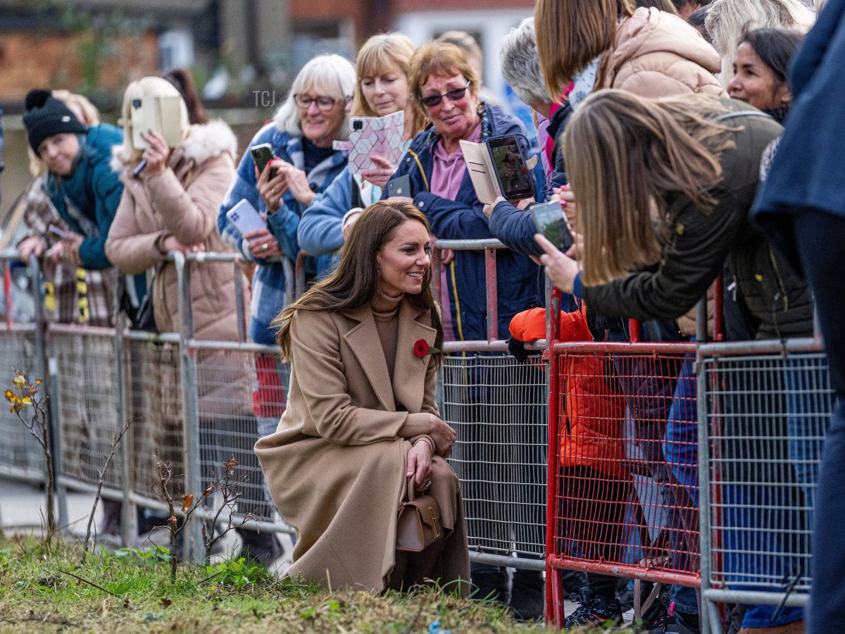 Catherine, Principessa di Galles saluta il pubblico durante l'arrivo al centro 'The Street' con il Principe William, Principe di Galles (non presente) durante la loro visita ufficiale a Scarborough il 3 novembre 2022 in Inghilterra