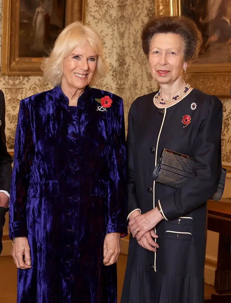 In questa immagine fornita dal Palazzo di Buckingham, il Principe Richard, Duca di Gloucester, il Re Carlo III, Camilla, Regina Consorte, la Principessa Anna, Principessa Reale e il Principe Edoardo, Conte di Wessex ospitano i medagliati olimpici del Team GB al Palazzo di Buckingham il 2 novembre 2022 a Londra, Inghilterra