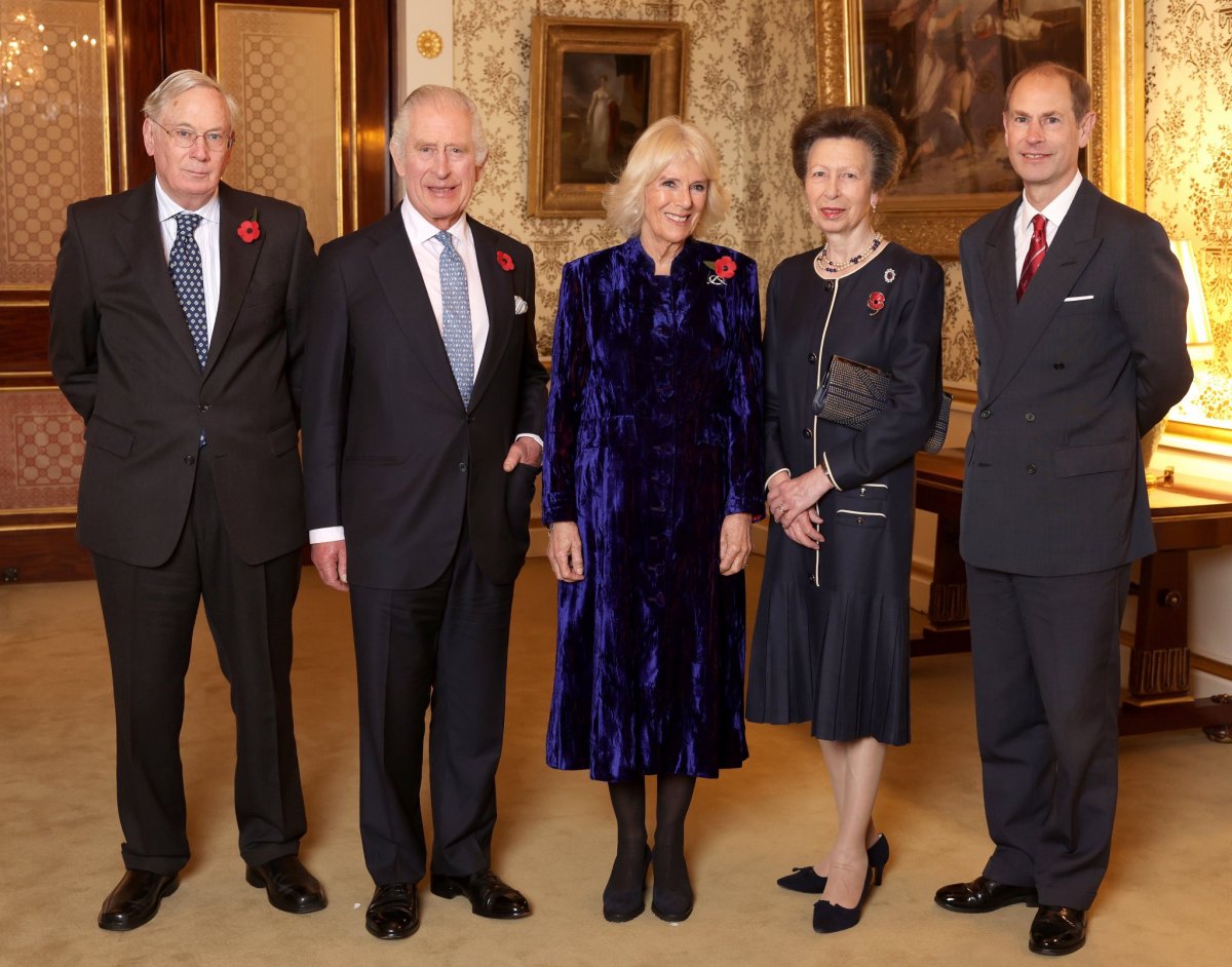 In questa immagine fornita dal Palazzo di Buckingham, il Principe Richard, Duca di Gloucester, il Re Carlo III, Camilla, Regina Consorte, la Principessa Anna, Principessa Reale e il Principe Edoardo, Conte di Wessex ospitano i medagliati olimpici del Team GB al Palazzo di Buckingham il 2 novembre 2022 a Londra, Inghilterra