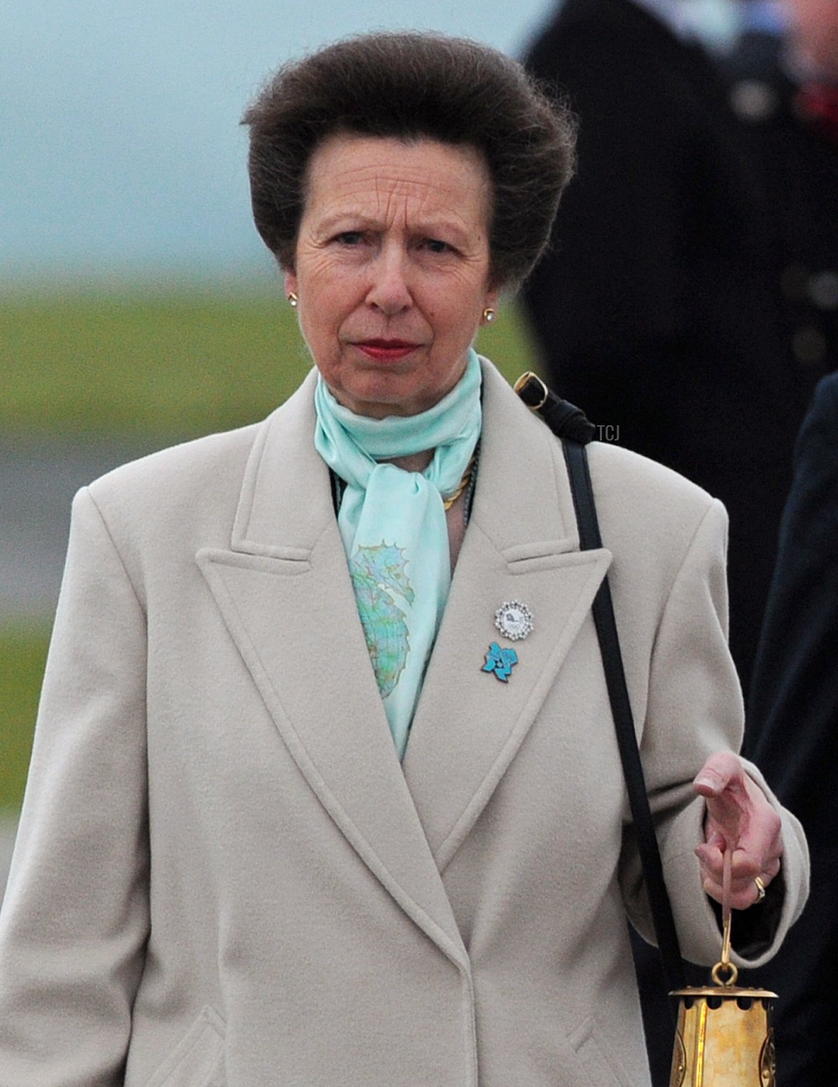 La Principessa Anna (A) porta la Fiaccola Olimpica mentre il Vice Primo Ministro Nick Clegg osserva dopo l'arrivo della fiamma alla base aerea RNAS Culdrose in Cornovaglia, sud-ovest dell'Inghilterra, il 18 maggio 2012