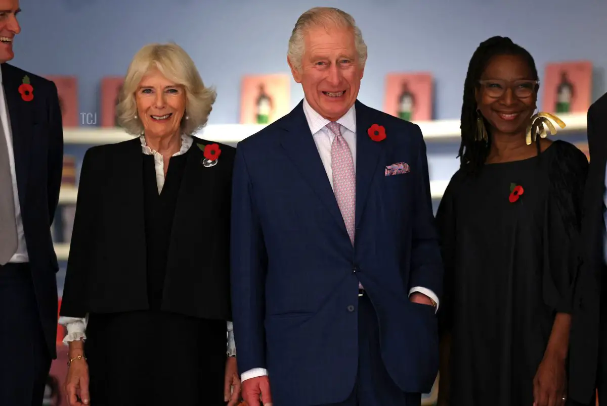 Il Re Carlo III (C) e Camilla, Regina Consorte (L) lasciano il Museo Victoria e Albert, dopo aver visitato l'esposizione Africa Fashion a Londra, il 3 novembre 2022