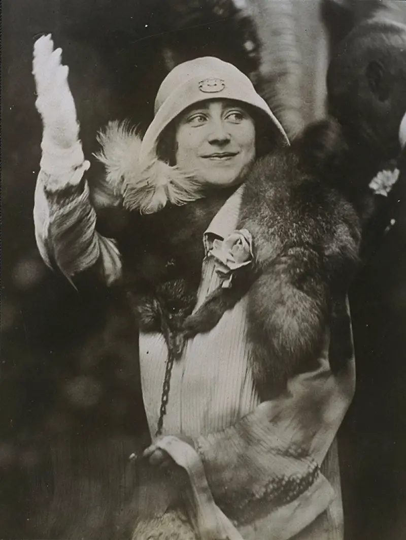 La Regina Elisabetta, a Sydney, Australia, mentre saluta, 1927