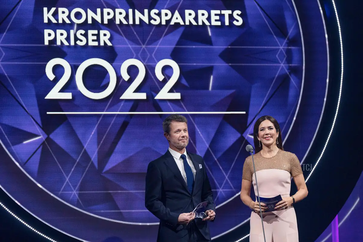 Il Principe Ereditario Frederik e la Principessa Mary parlano sul palco durante la cerimonia di premiazione della Coppia del Principe Ereditario 2022 per risultati in arte, cultura e lavoro sociale a Ringsted, Danimarca, il 5 novembre 2022