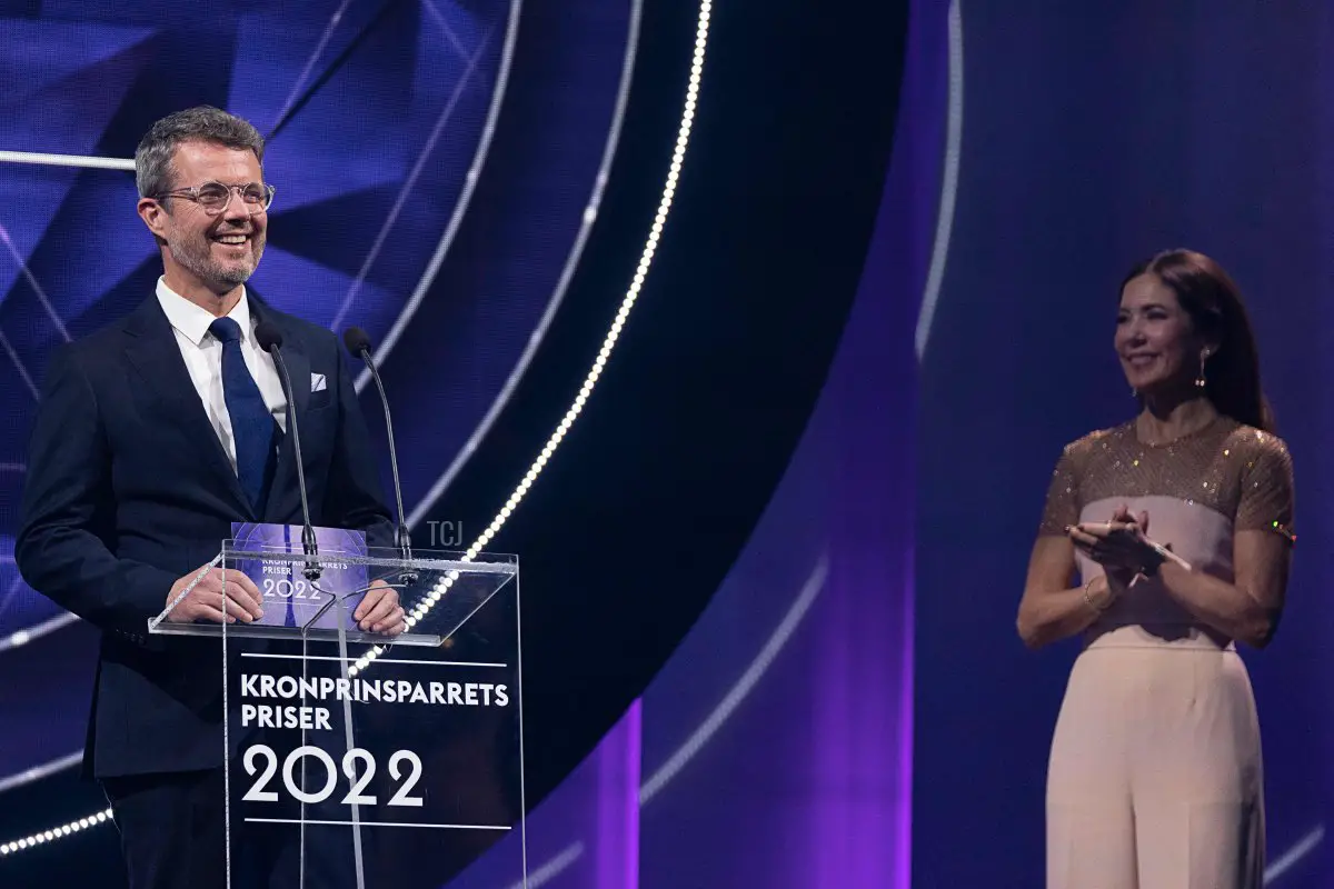 Il Principe Ereditario Frederik e la Principessa Mary parlano sul palco durante la cerimonia di premiazione della Coppia del Principe Ereditario 2022 per risultati in arte, cultura e lavoro sociale a Ringsted, Danimarca, il 5 novembre 2022