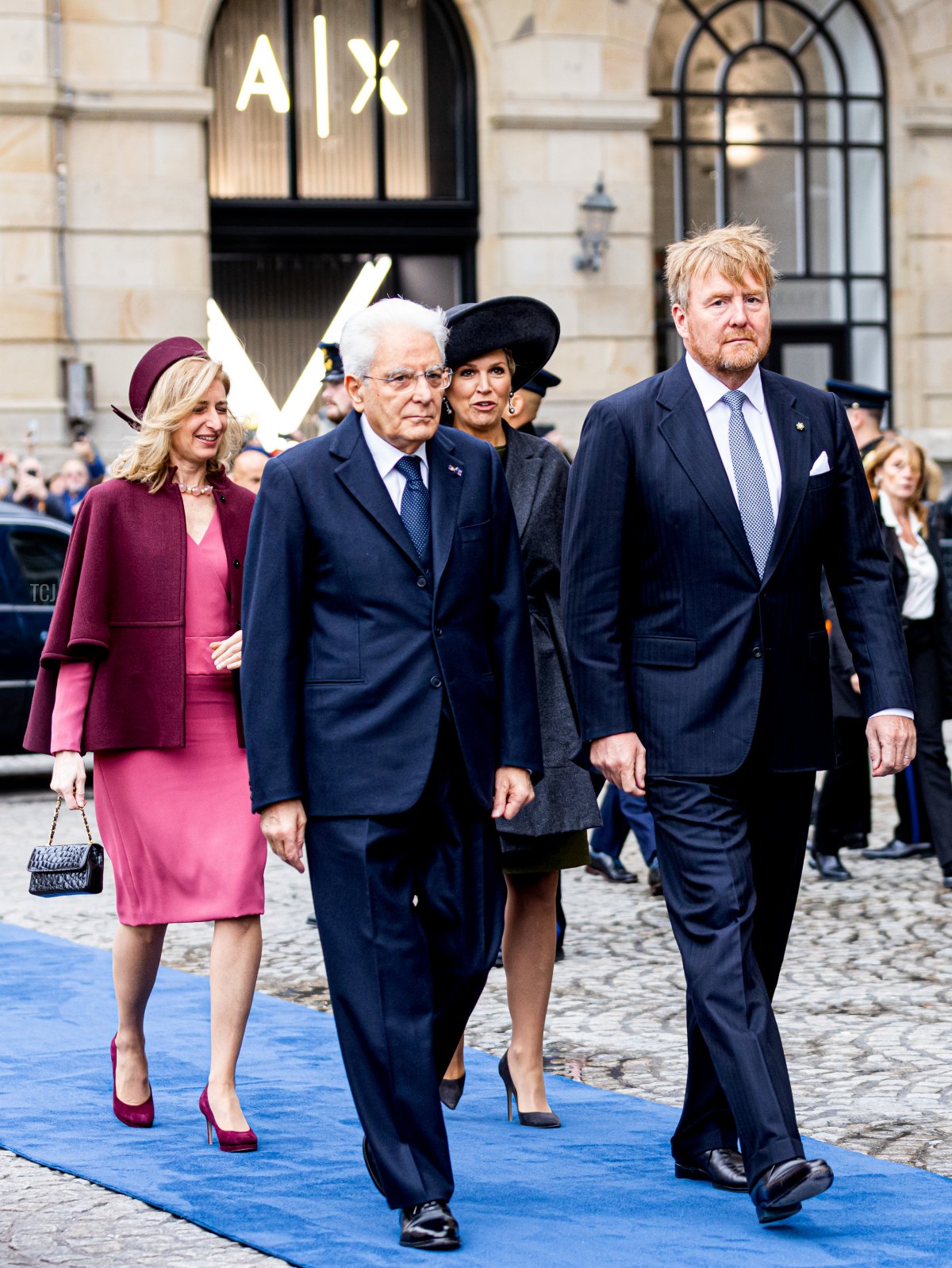 Il re Guglielmo-Alexander dei Paesi Bassi e la regina Massima accolgono il presidente Sergio Mattarella e la figlia Laura Mattarella con una cerimonia ufficiale a Piazza Dam il 9 novembre 2022 ad Amsterdam, Paesi Bassi