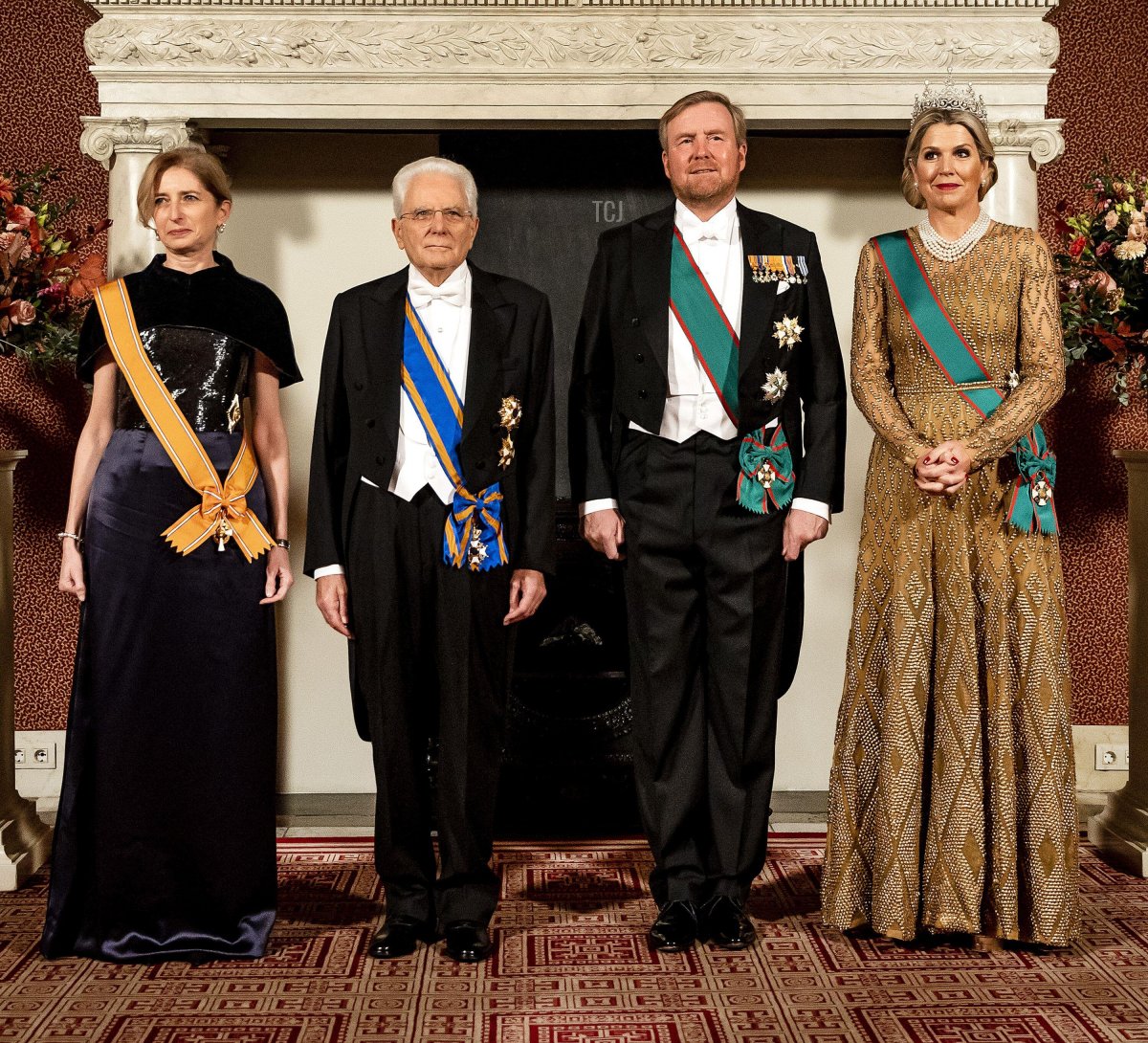 Il re Guglielmo-Alexander e la regina Massima posano per una foto di gruppo insieme al presidente italiano Sergio Mattarella e alla figlia Laura Mattarella