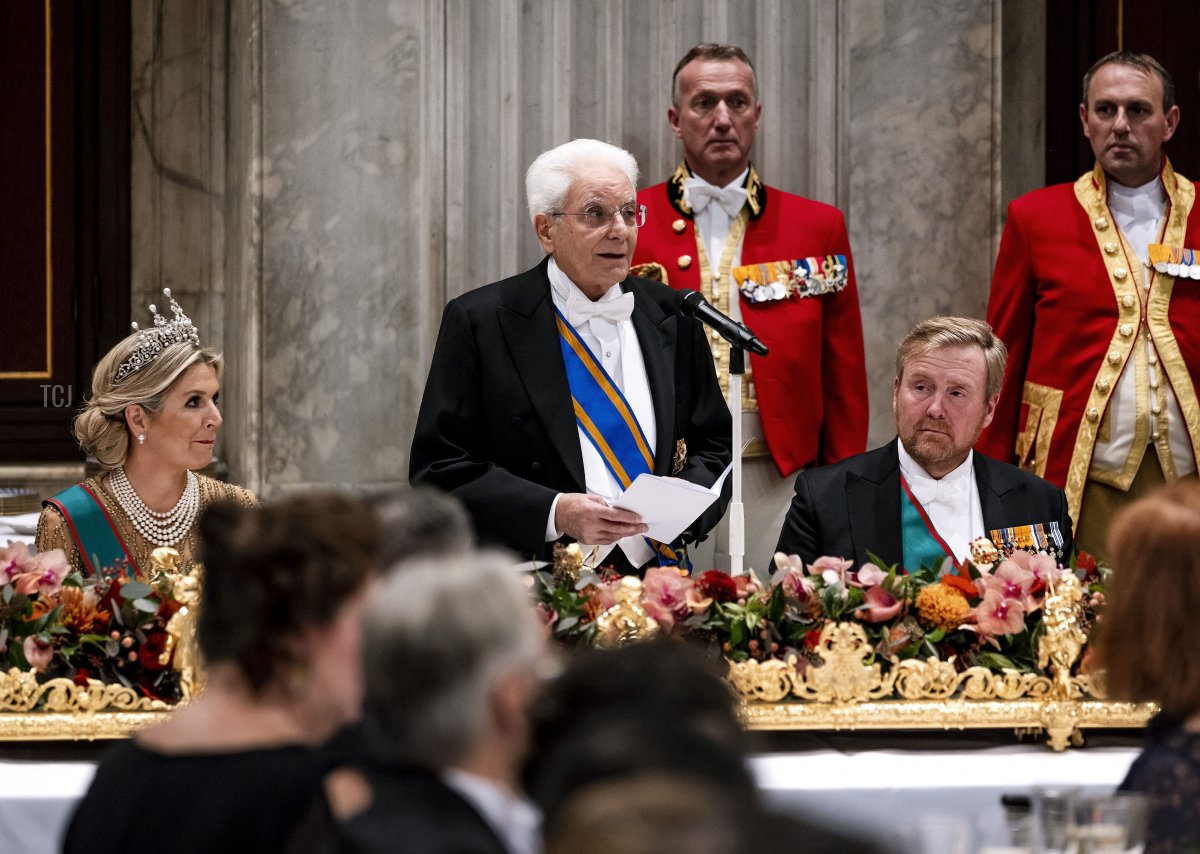 La regina Massima (a sinistra) e il re Guglielmo-Alexander (a destra) ascoltano il discorso del presidente italiano Sergio Mattarella durante il banchetto di stato ad Amsterdam il 9 novembre 2022