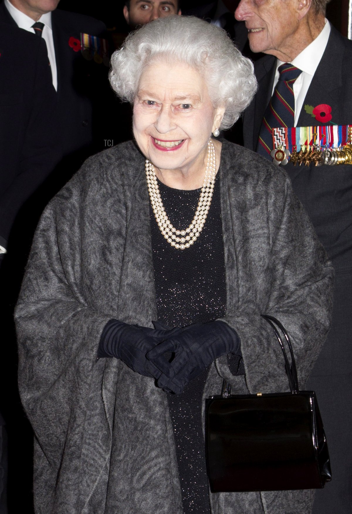 La Regina Elisabetta II cammina accanto al Vicepresidente della British Legion Vice Ammiraglio Peter Wilkinson mentre arriva al Festival Annuale della Memoria della Royal British Legion al Royal Albert Hall di Londra il 9 novembre 2013