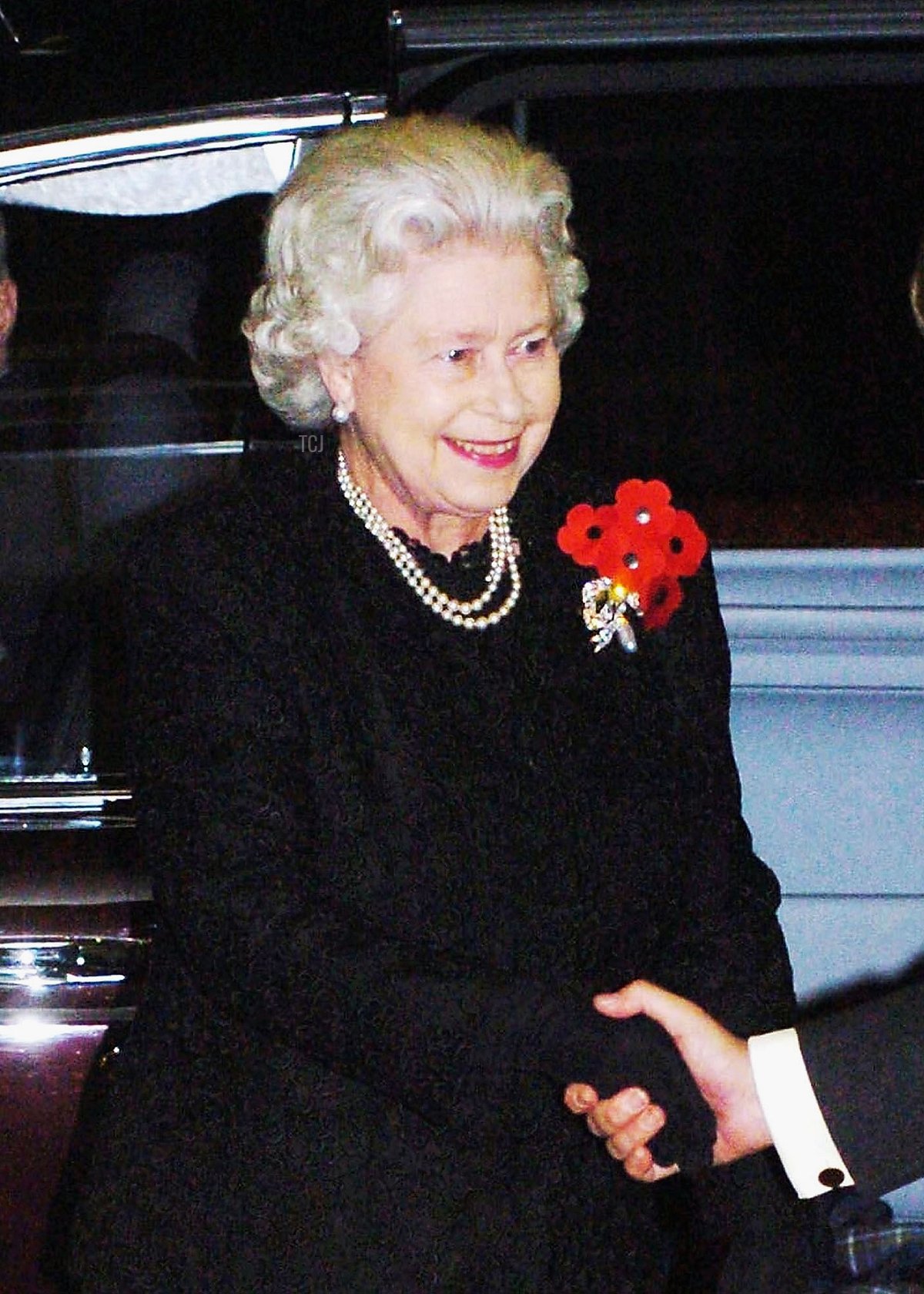 La Regina Elisabetta II viene accolta dal Presidente del Royal Albert Hall Charles Fairweather all'arrivo al Festival della Memoria della Royal British Legion presso il Royal Albert Hall il 13 novembre 2004 a Londra, Inghilterra