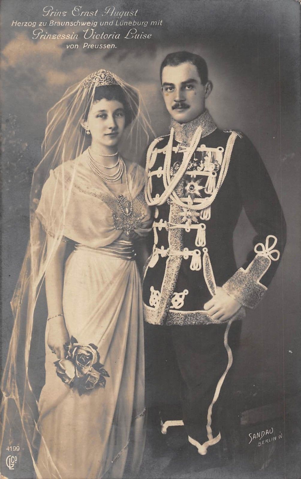 Cartolina che celebra il matrimonio del Principe Ernst Augusto di Hannover e della Principessa Vittoria Luisa di Prussia, ca. 1913 (Wikimedia Commons)