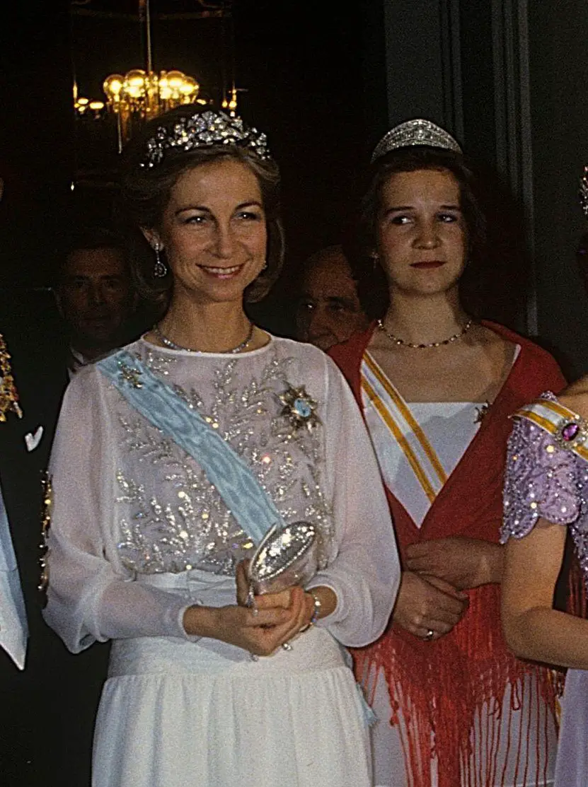 La Regina Sofia di Spagna e sua figlia, l'Infanta Elena, partecipano a un banchetto di ritorno all'ambasciata svedese a Madrid, marzo 1983 (Classic Picture Library/Alamy)