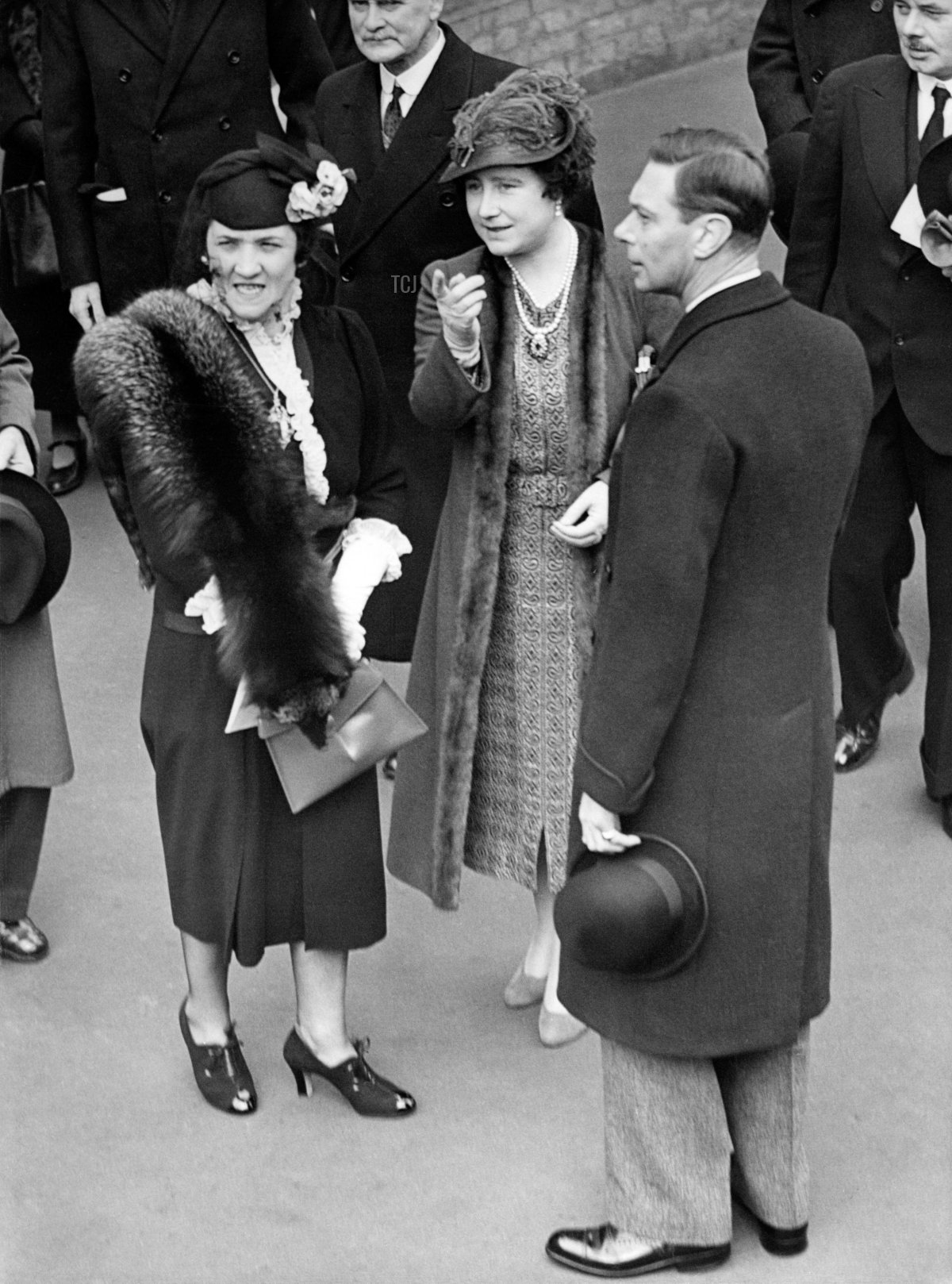 La Regina Elisabetta e il Re Giorgio VI visitano i quartieri poveri di Londra, 1938. La Regina Elisabetta e suo marito, il Re Giorgio VI, in un tour delle aree più disagiate di Battersea e Wandsworth. Data creata: 16/03/1938