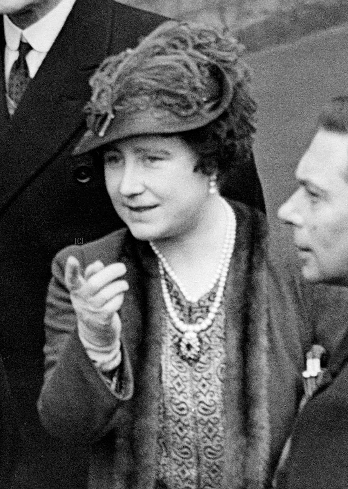 La Regina Elisabetta e il Re Giorgio VI visitano i quartieri poveri di Londra, 1938. La Regina Elisabetta e suo marito il Re Giorgio VI in un tour delle aree più disagiate di Battersea e Wandsworth. Data creata: 16/03/1938