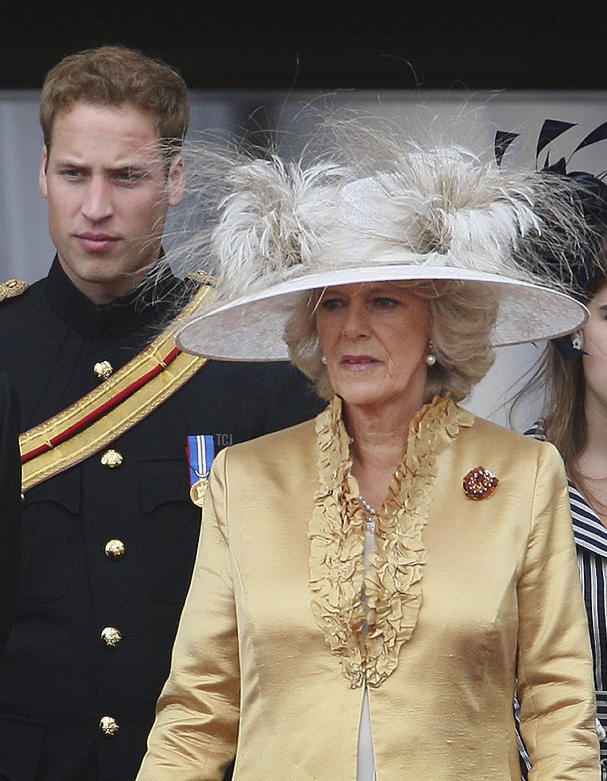 Camilla, Duchessa di Cornovaglia, si trova con (da sinistra a destra) il Principe Andrew, il Principe William e la Principessa Eugenie sul balcone di Buckingham Palace dopo la cerimonia del Trooping the Colour il 16 giugno 2007 a Londra