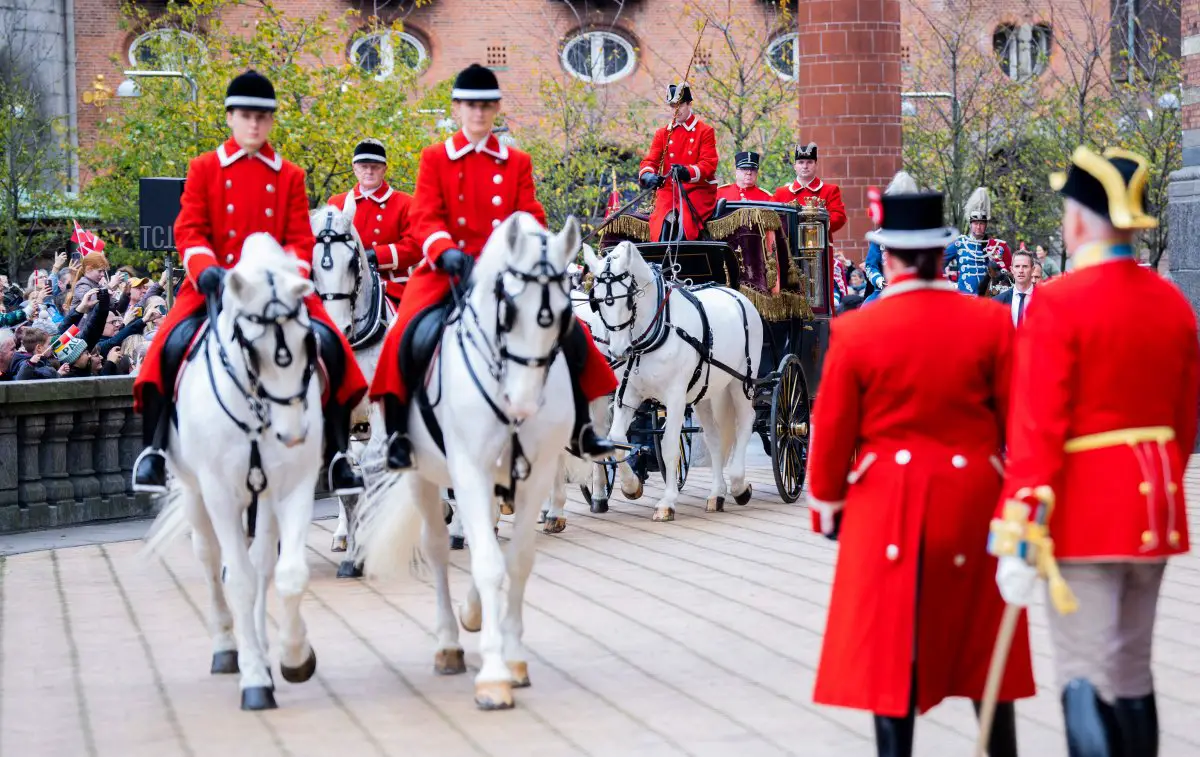 La regina di Danimarca Margrethe II arriva in carrozza a cavallo al municipio di Copenaghen prima delle celebrazioni per il 50° anniversario del regno della regina, a Copenaghen, Danimarca, il 12 novembre 2022