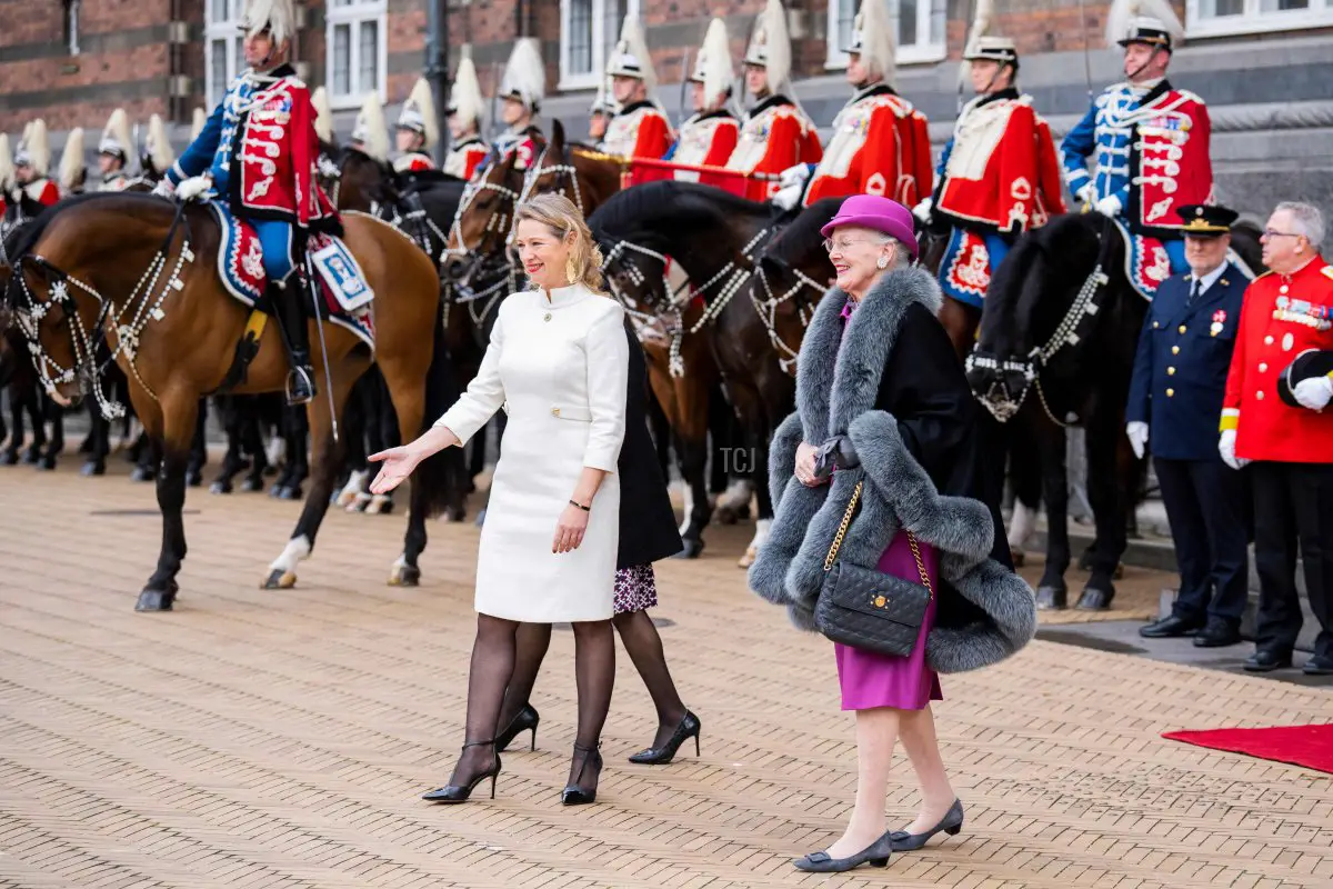 La regina di Danimarca Margrethe II (R) è accolta dal sindaco di Copenaghen Sophie Haestorp Andersen presso il municipio di Copenaghen prima delle celebrazioni per il 50° anniversario del regno della regina, a Copenaghen, Danimarca, il 12 novembre 2022