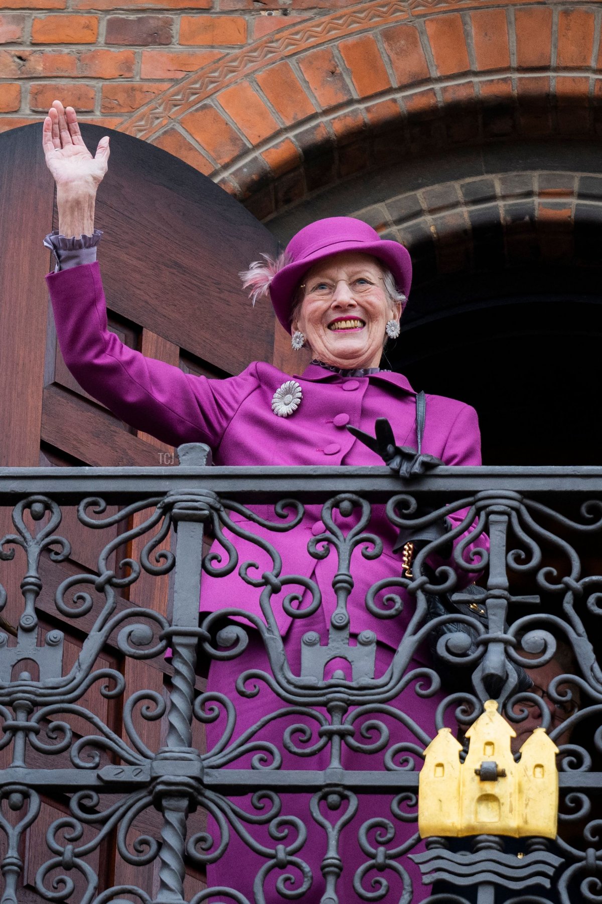 La regina di Danimarca Margrethe II saluta i presenti dal balcone del municipio di Copenaghen prima delle celebrazioni per il 50° anniversario del regno della regina, a Copenaghen, Danimarca, il 12 novembre 2022