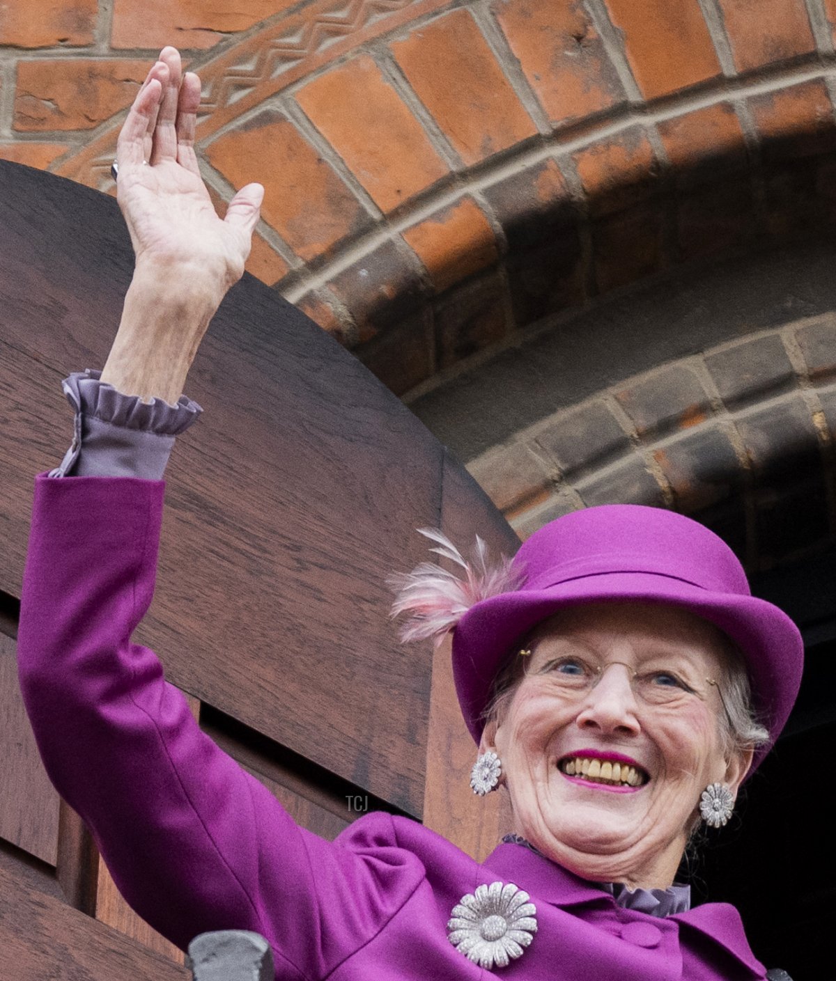 La regina di Danimarca Margrethe II saluta i presenti dal balcone del municipio di Copenaghen prima delle celebrazioni per il 50° anniversario del regno della regina, a Copenaghen, Danimarca, il 12 novembre 2022