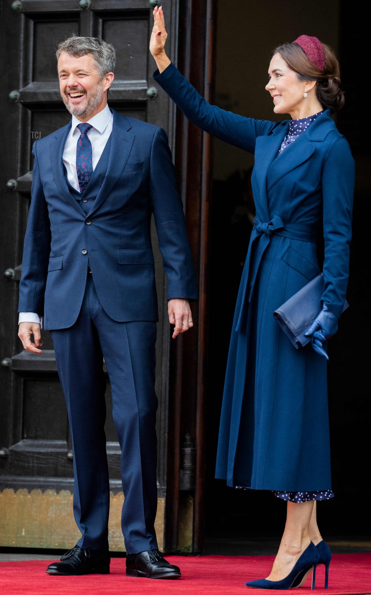 Il principe ereditario Frederik di Danimarca (2° R) e la principessa ereditaria Mary (R) arrivano al municipio di Copenaghen prima delle celebrazioni per il 50° anniversario del regno della regina Margrethe II di Danimarca, a Copenaghen, Danimarca, il 12 novembre 2022