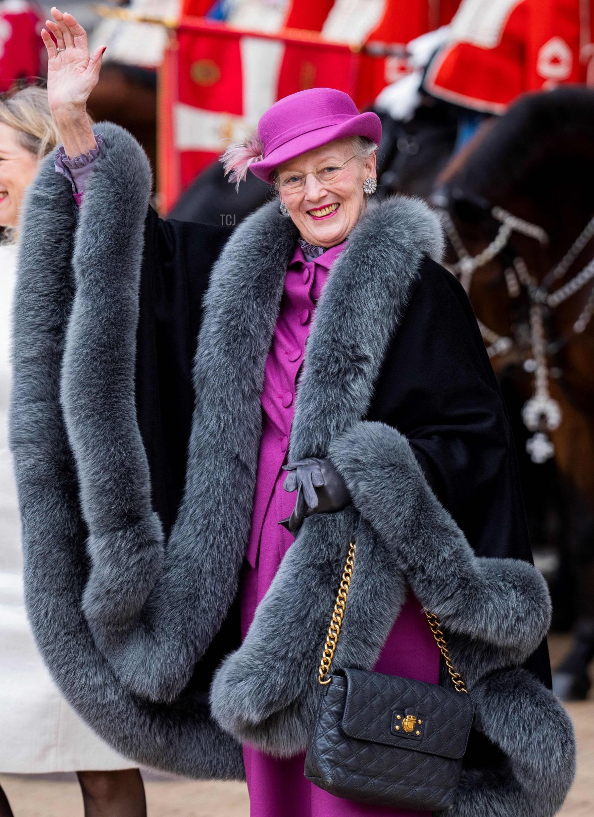 La regina di Danimarca Margrethe II (R) saluta i presenti mentre viene accolta dal sindaco di Copenaghen Sophie Haestorp Andersen (C) presso il municipio di Copenaghen prima delle celebrazioni per il 50° anniversario del regno della regina, a Copenaghen, Danimarca, il 12 novembre 2022