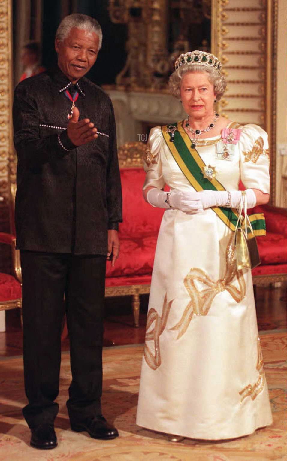 Il Presidente sudafricano Nelson Mandela in piedi con Elisabetta II, la Regina d'Inghilterra, nella Music Room di Buckingham Palace il 09 luglio 1996 al suo arrivo per un banchetto di stato in suo onore