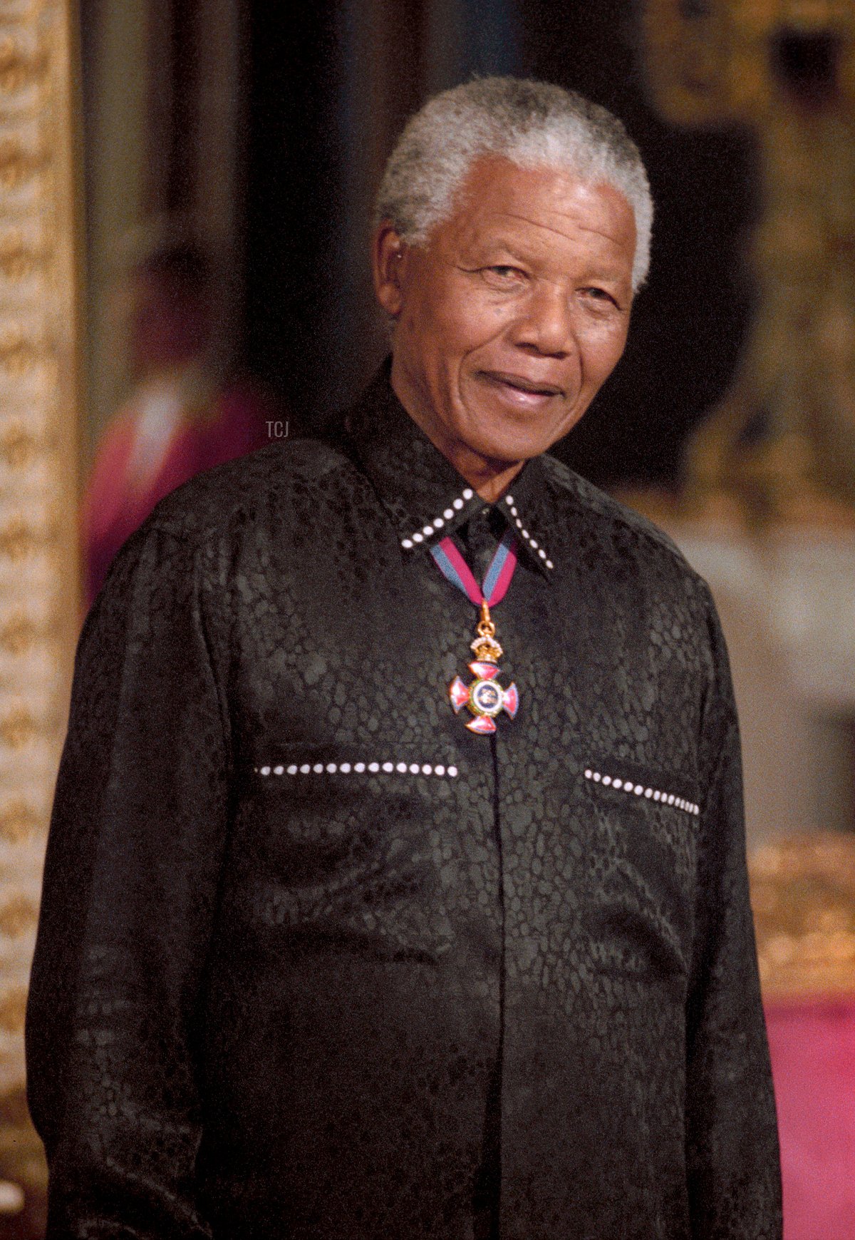 Foto d'archivio datata 09/07/1996 del Presidente sudafricano Nelson Mandela in piedi con la Regina Elisabetta II al suo arrivo a Buckingham Palace, per un banchetto di stato in suo onore