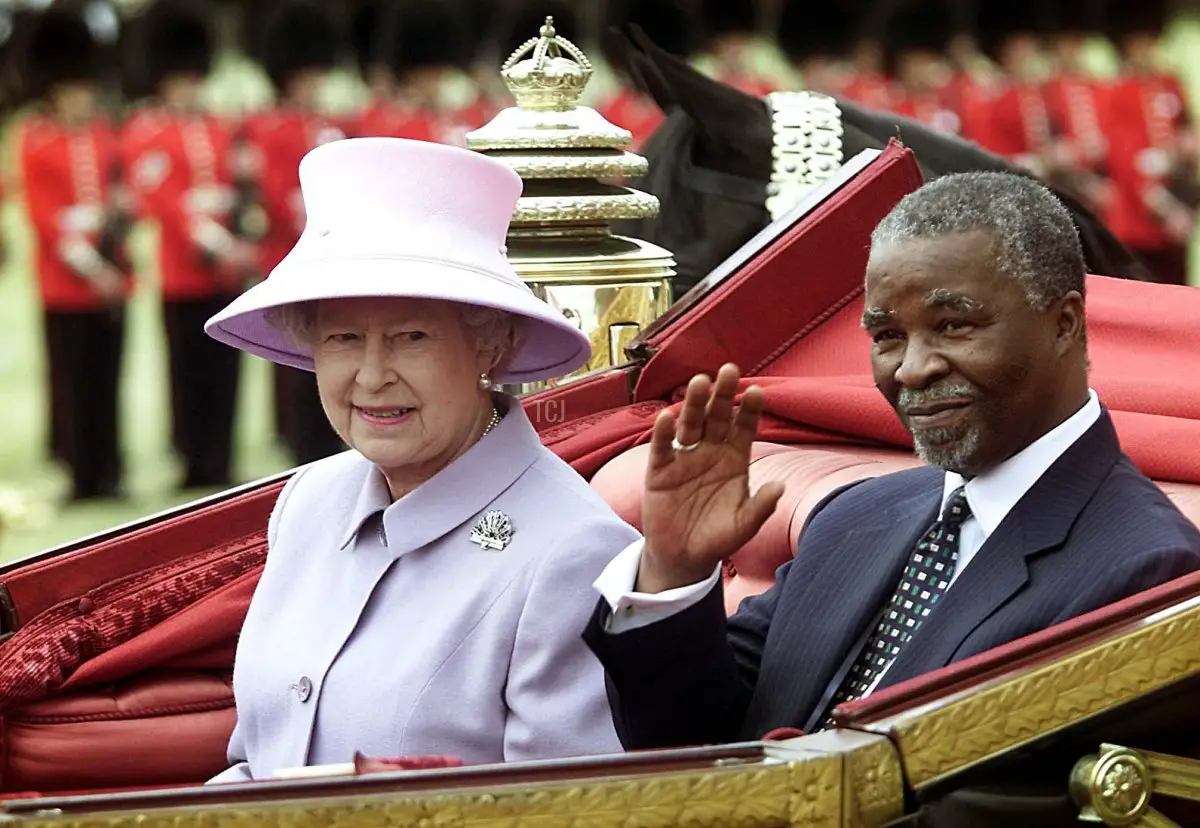 La Regina Elisabetta II e il presidente sudafricano Thabo Mbeki arrivano al Castello di Windsor il 12 Giugno 2001