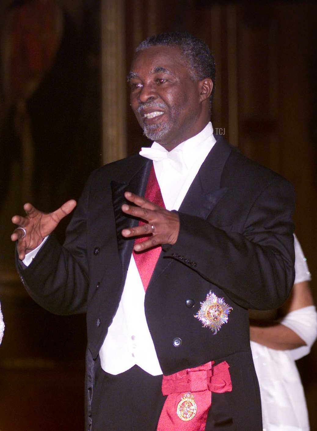 La Regina Elisabetta II e il presidente sudafricano Thabo Mbeki si dirigono verso il banchetto di stato nella St George's Hall al Castello di Windsor, Berkshire, 12 Giugno 2001, durante la sua visita di stato in Inghilterra