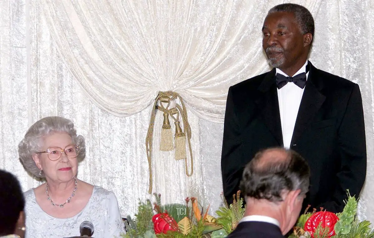 Il presidente Thabo Mbeki del Sudafrica pronuncia il suo discorso di apertura al banchetto di ritorno in onore della Regina Elisabetta II e di altri membri della Famiglia Reale al Landmark Hotel di Londra il 14 Giugno 2001