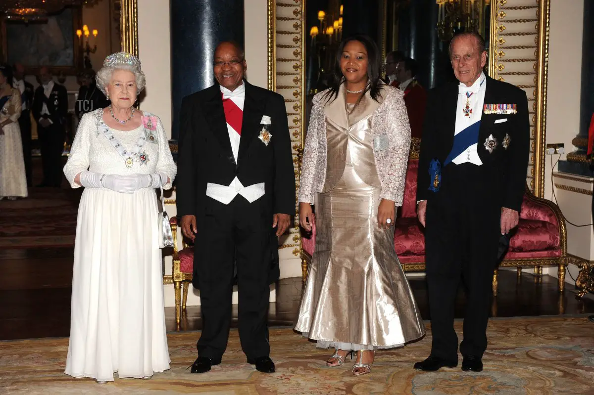 La Regina Elisabetta II (1ª a sinistra) posa con il Presidente del Sud Africa Jacob Zuma (2° a sinistra), Thobeka Madiba Zuma (2° a destra), moglie del Presidente Zuma, e il Principe Filippo (1° a destra) durante il Banchetto di Stato a Buckingham Palace a Londra il 3 marzo 2010