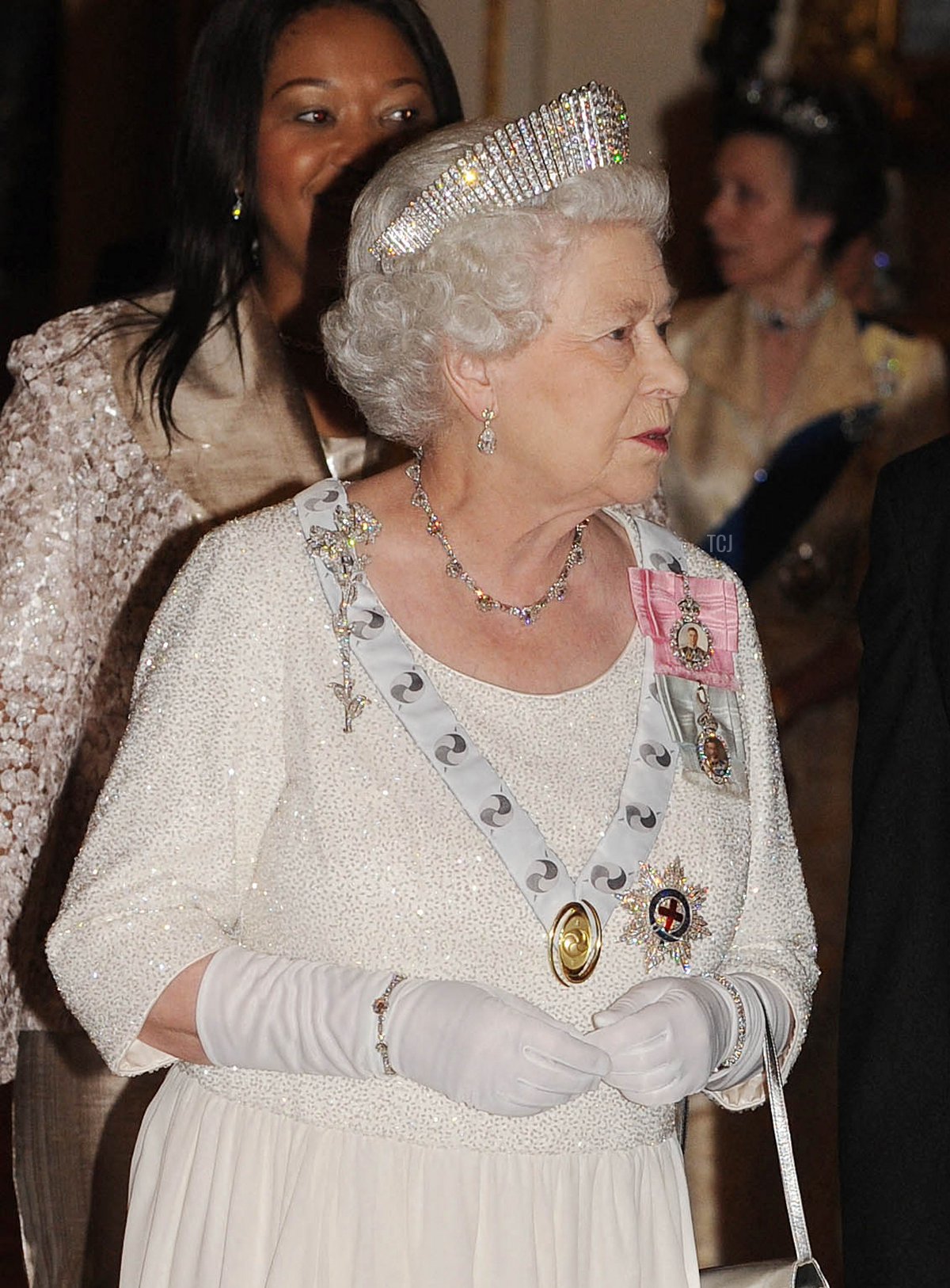 La Regina Elisabetta II (a sinistra) parla con il Presidente del Sud Africa Jacob Zuma (in prima fila, a destra), seguito da Thobeka Madiba Zuma (seconda fila, 1ª a sinistra) e il Principe Filippo mentre partecipano al Banchetto di Stato a Buckingham Palace a Londra il 3 marzo 2010